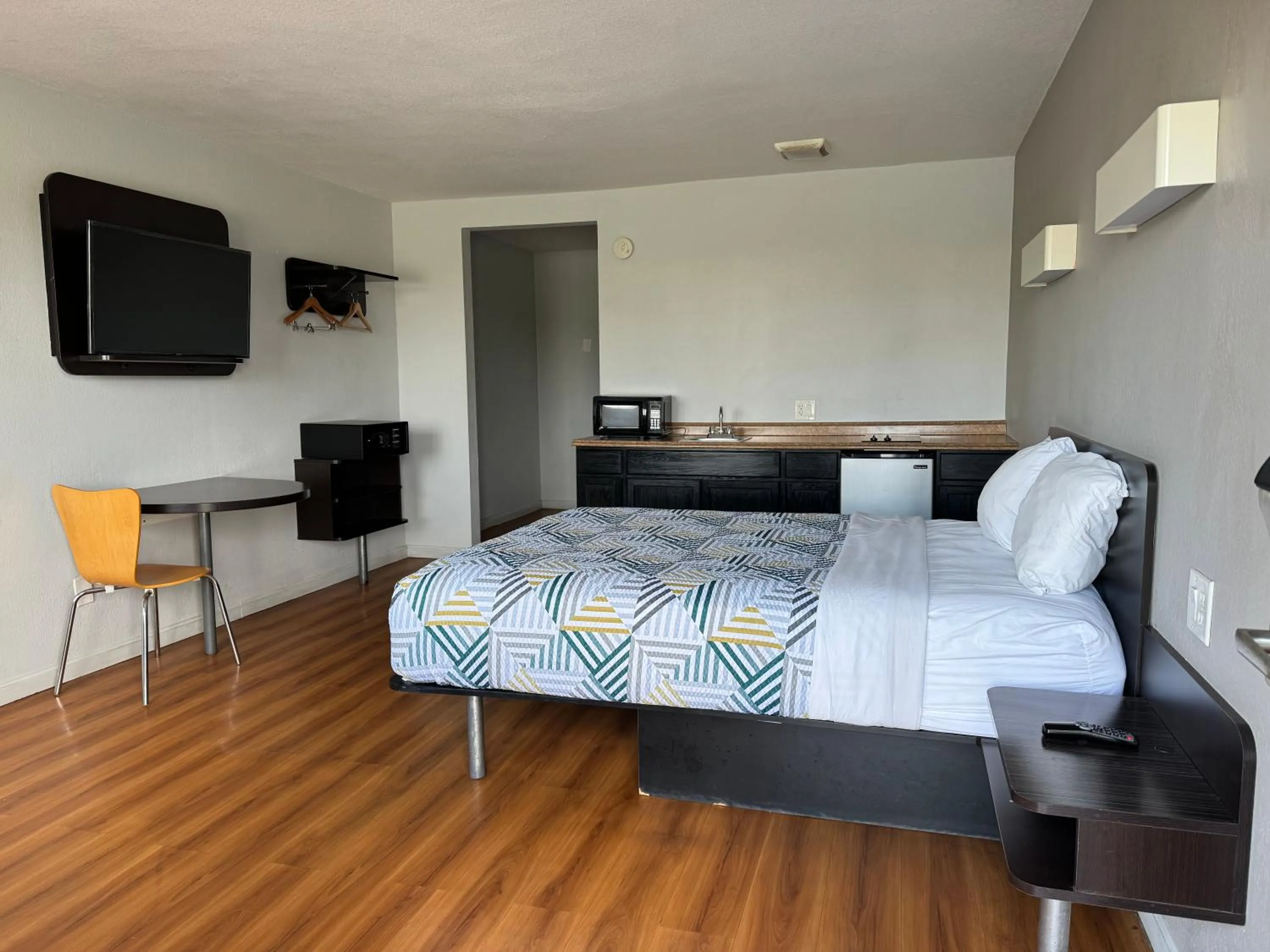 Kitchen or kitchenette, Bed in Motel 6-Delano, CA