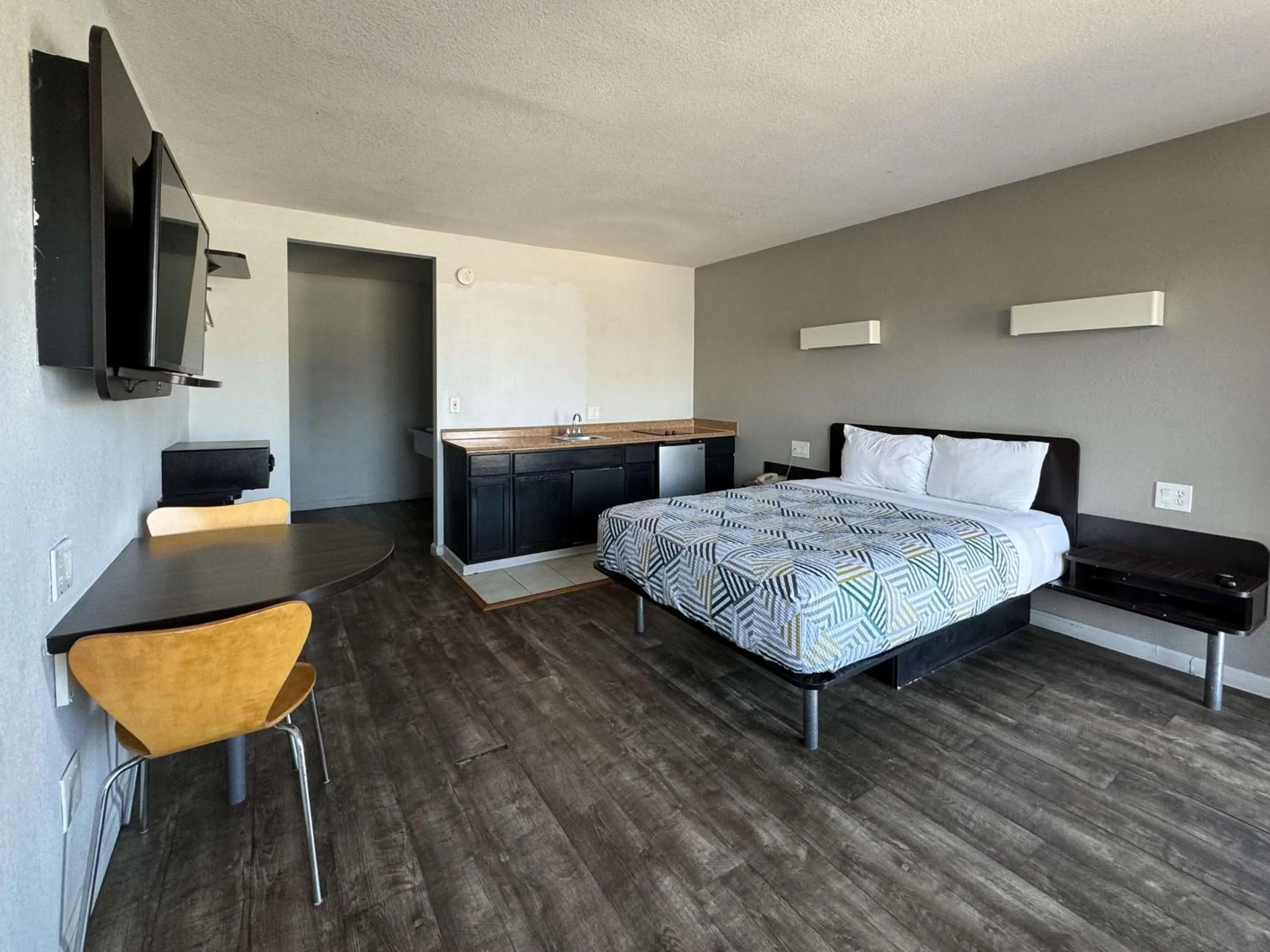 Other, Bed in Motel 6-Delano, CA