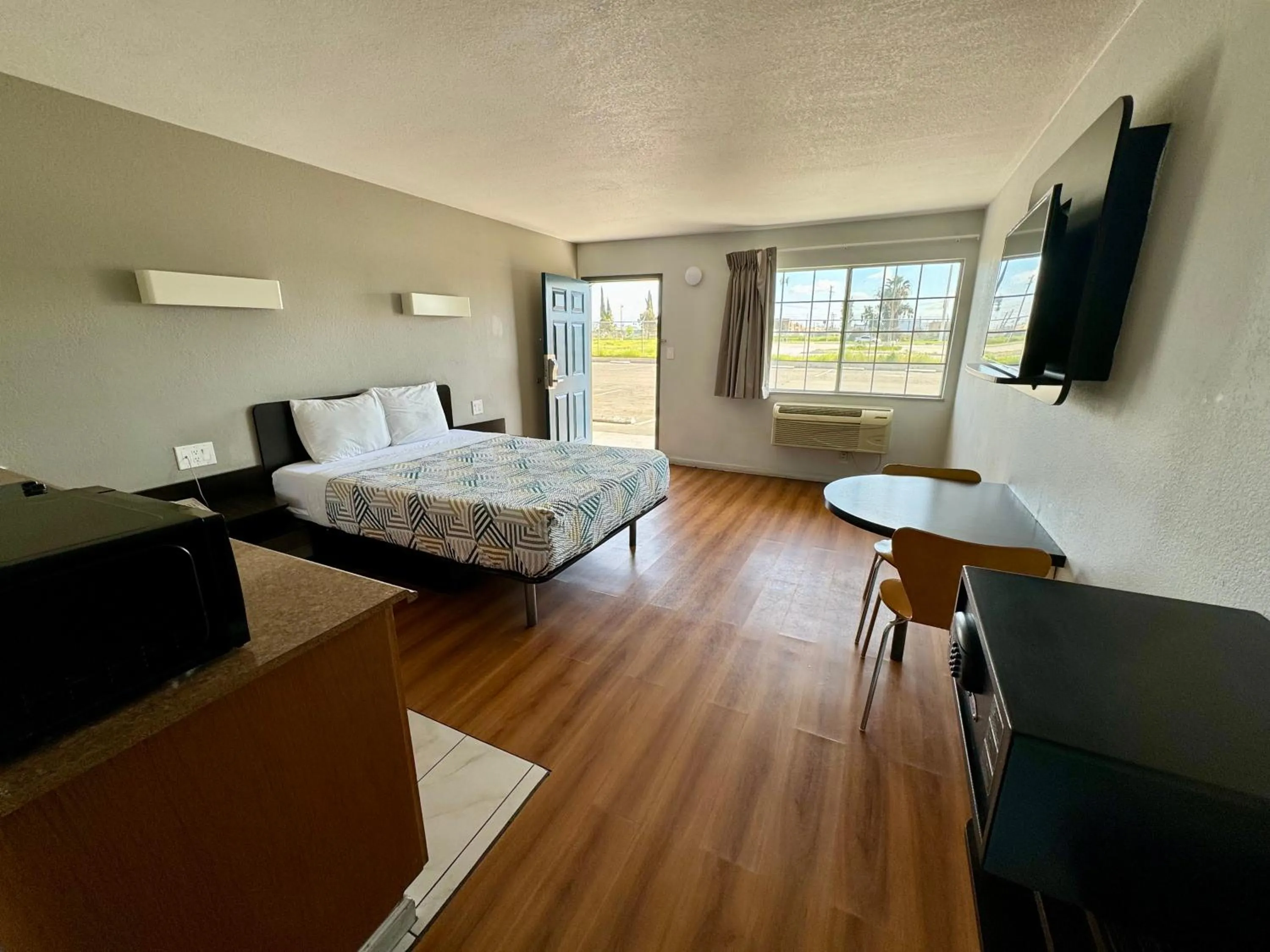 Kitchen or kitchenette, Bed in Motel 6-Delano, CA