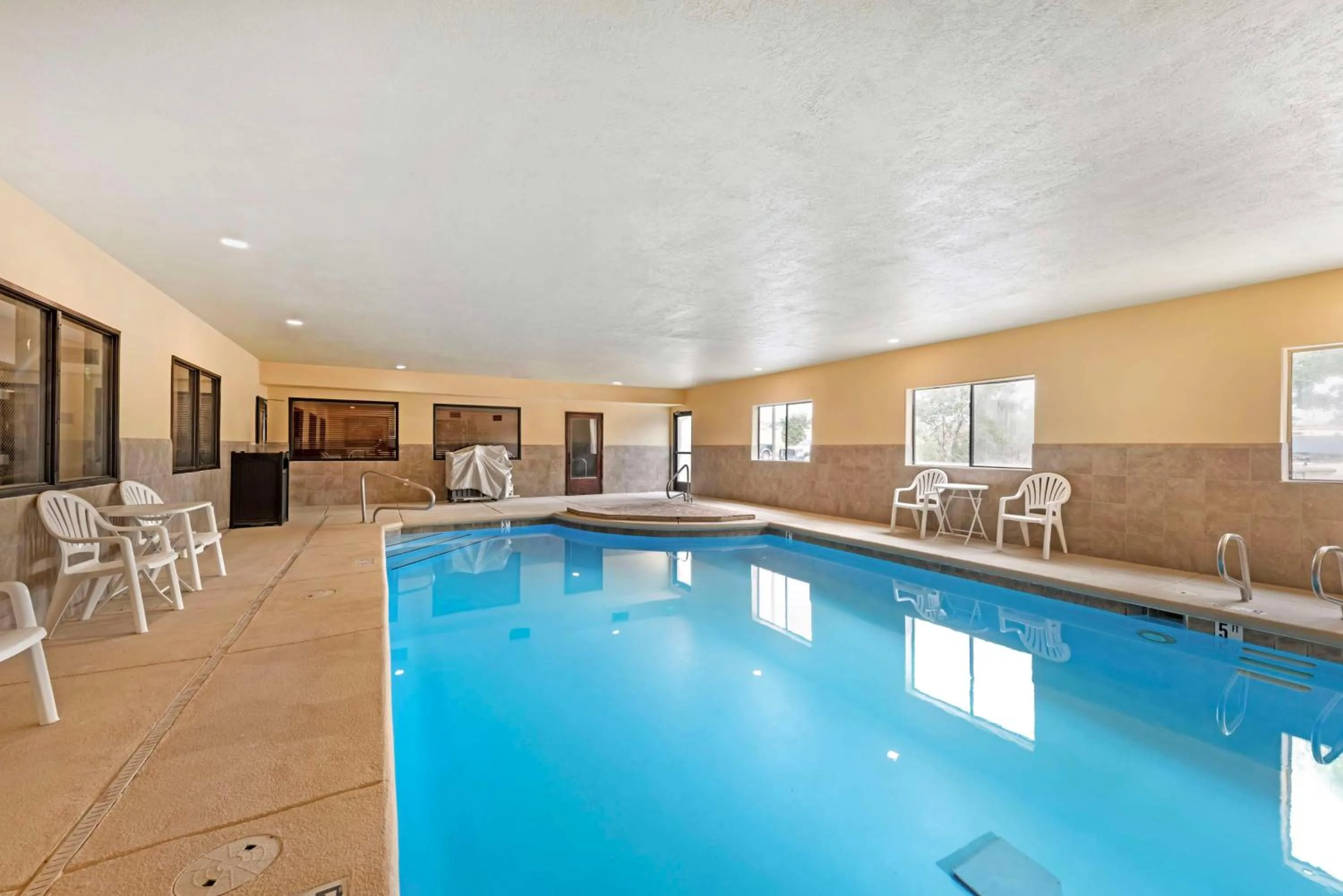 Pool view in Best Western Plus Eagleridge Inn & Suites