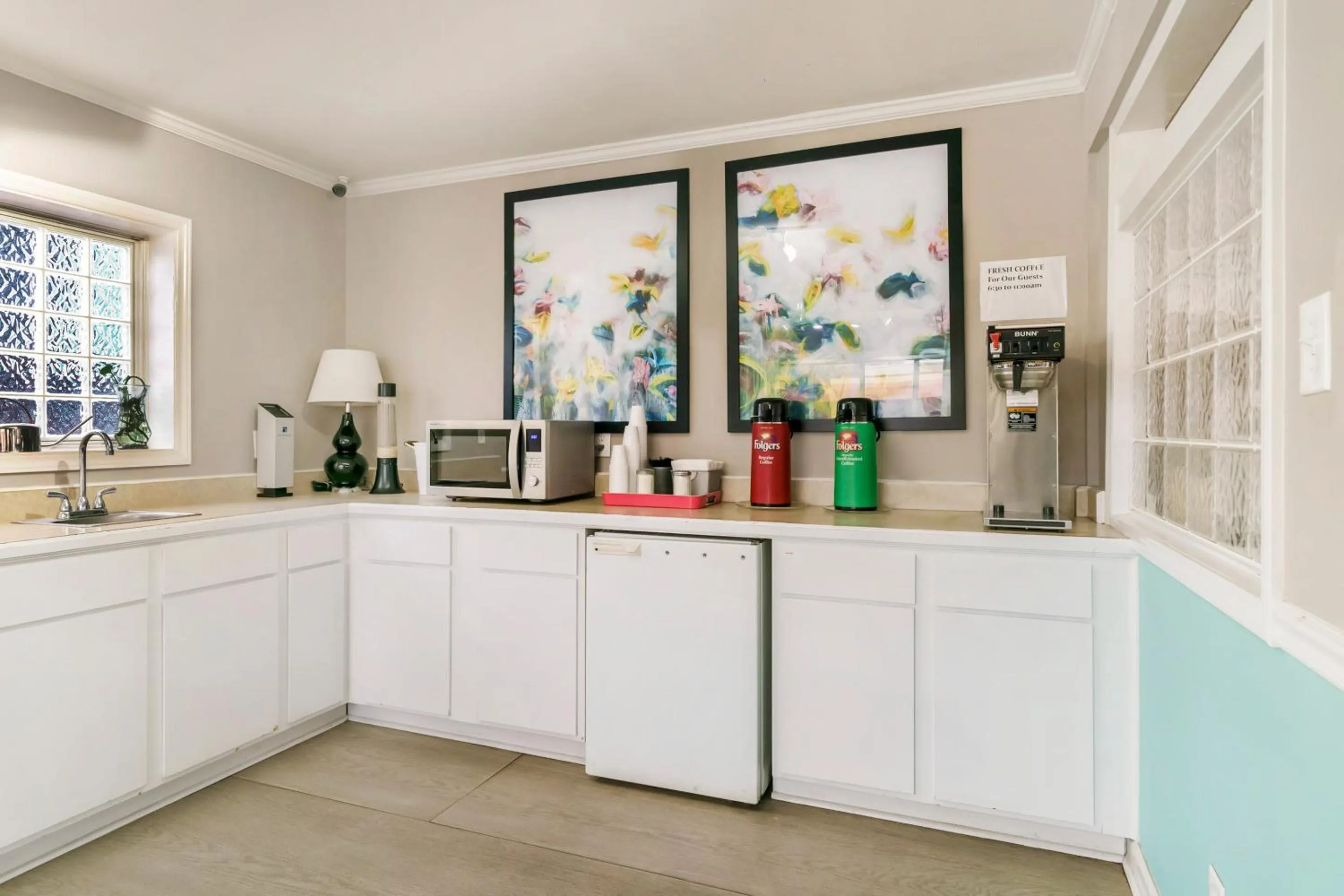 Dining area in OYO Hotel Myrtle Beach Kings Hwy