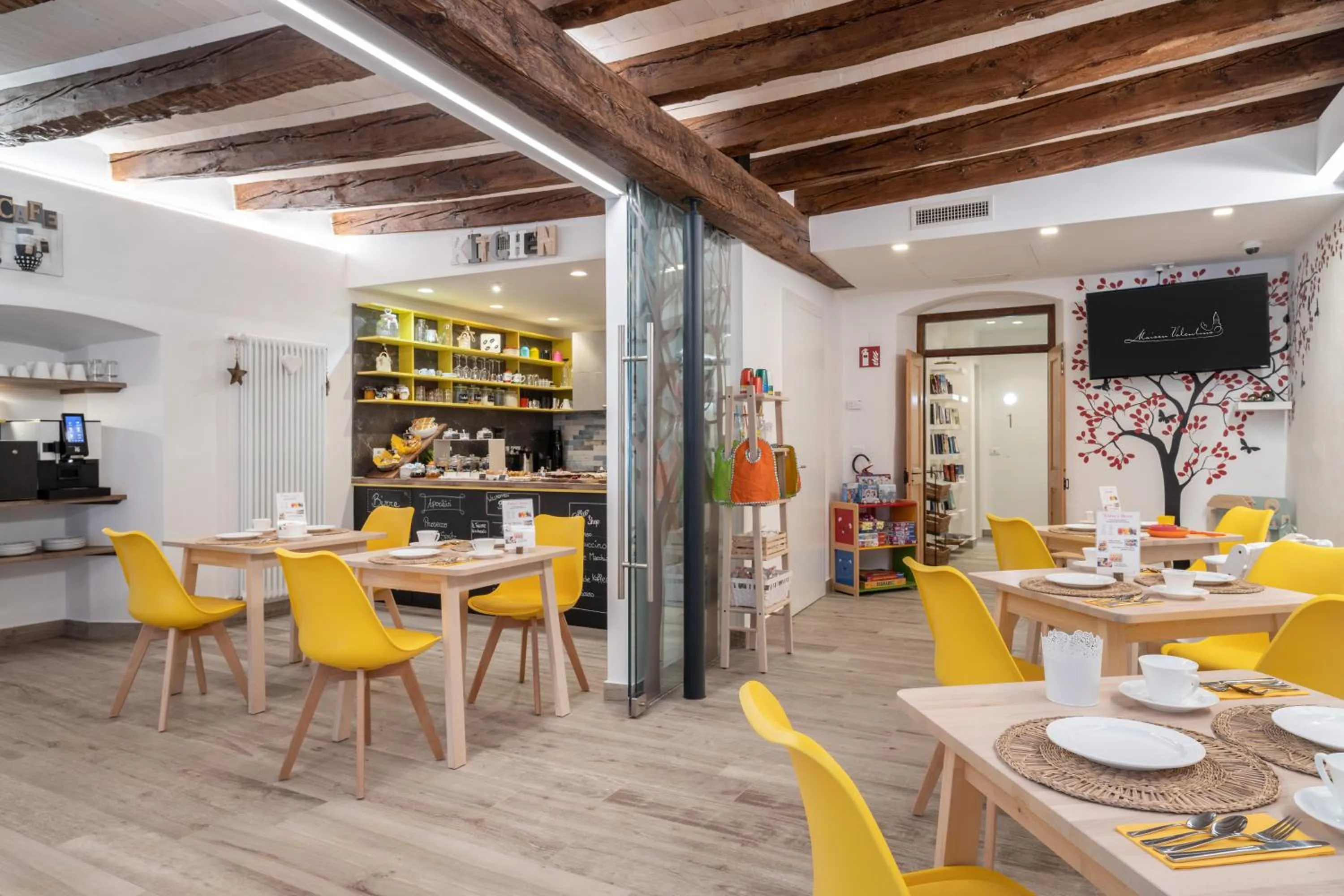 Communal lounge/ TV room in Maison Valentina