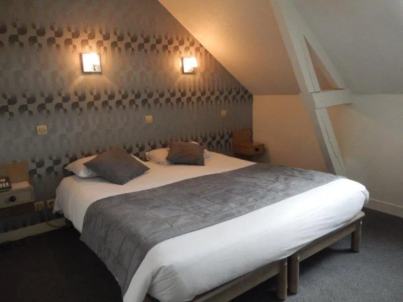 Bed in Hôtel L'Espérance Vitré