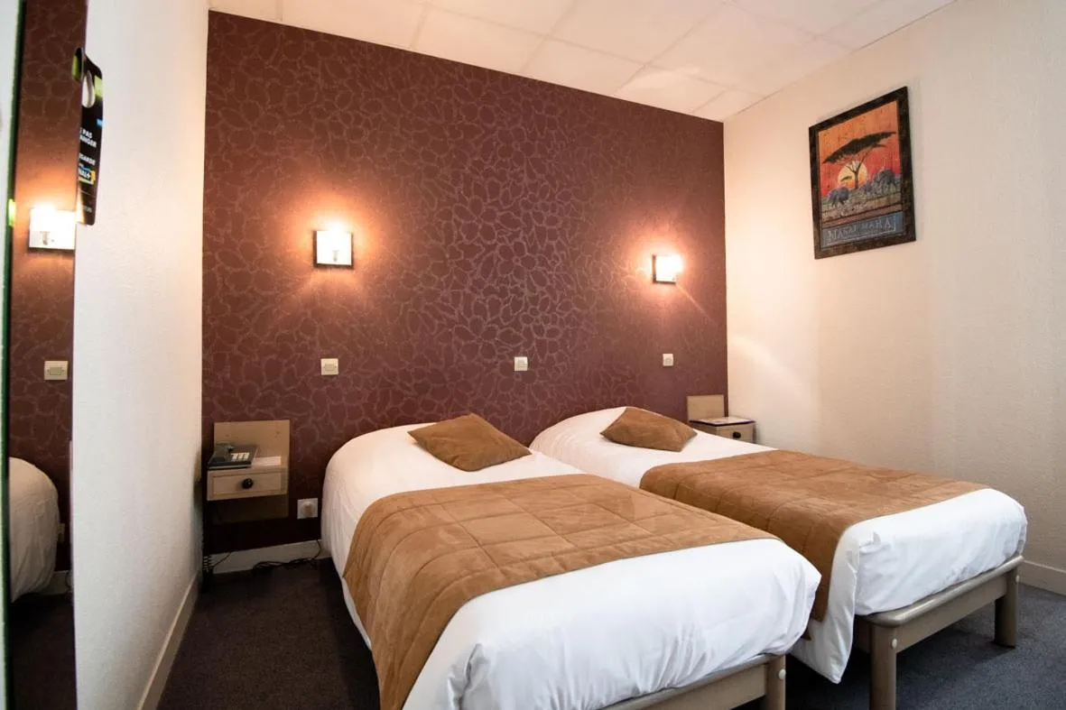 Bed in Hôtel L'Espérance Vitré