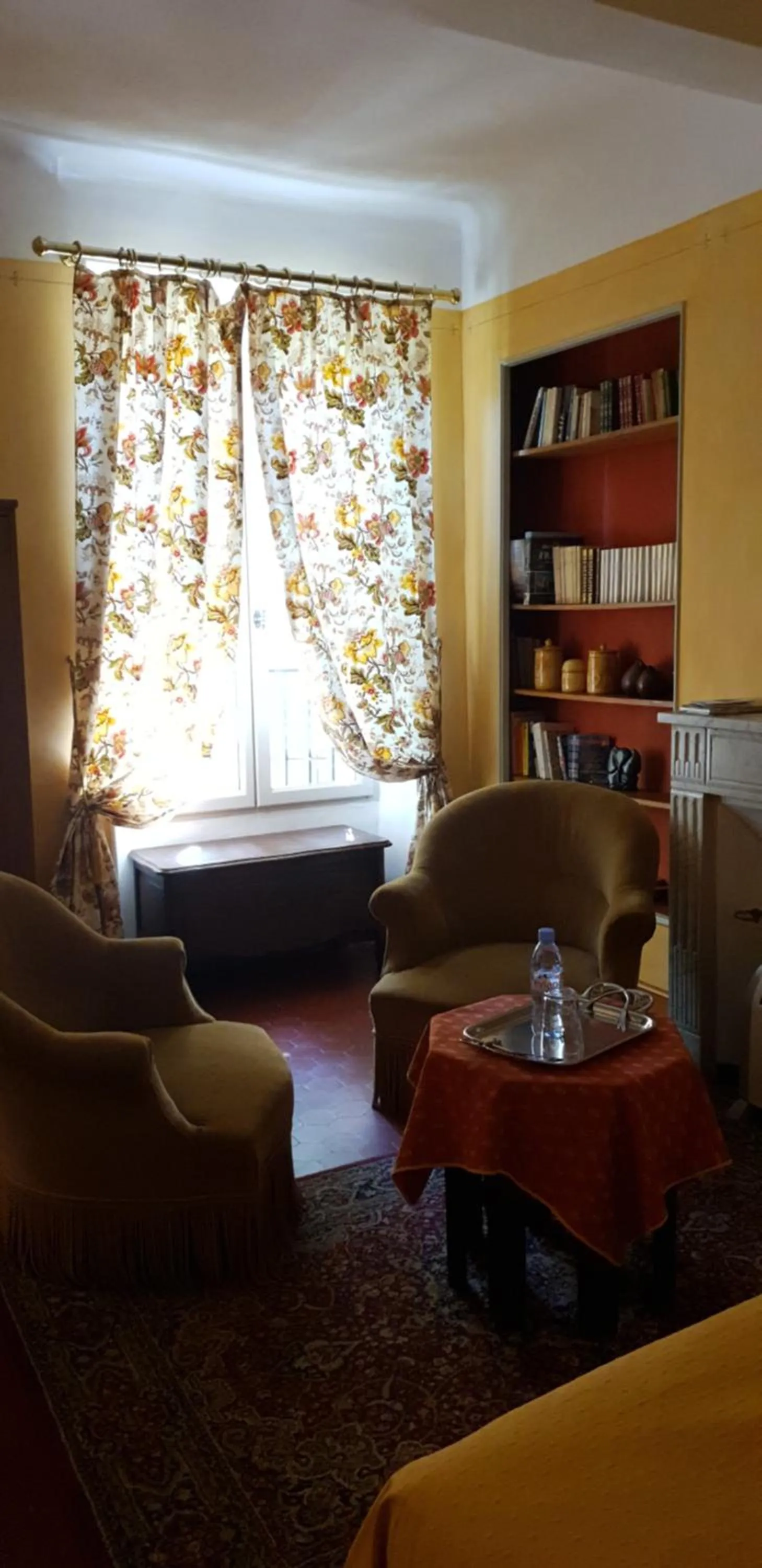 Photo of the whole room in La Cordeline