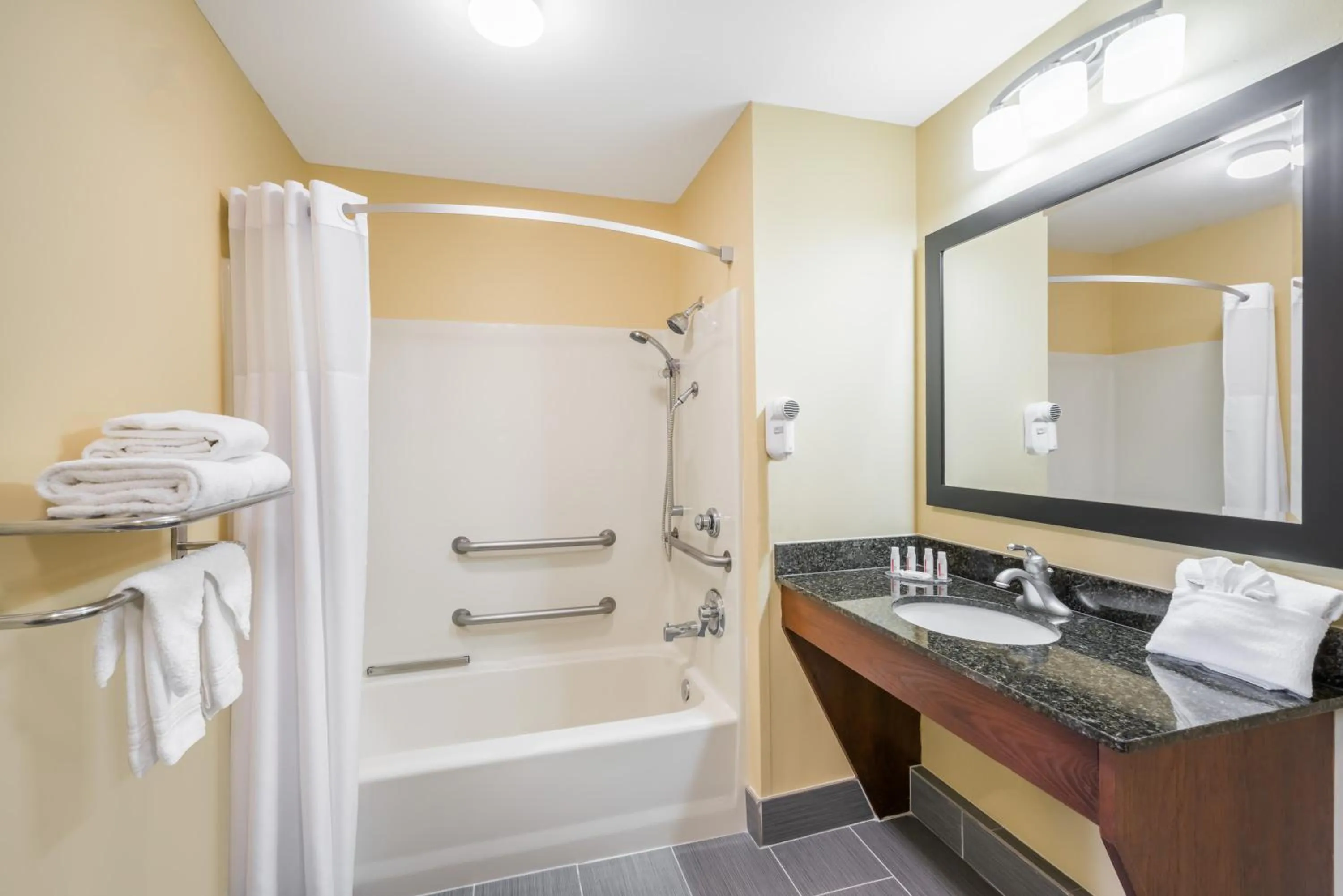 Bathroom in Howard Johnson by Wyndham Dalton