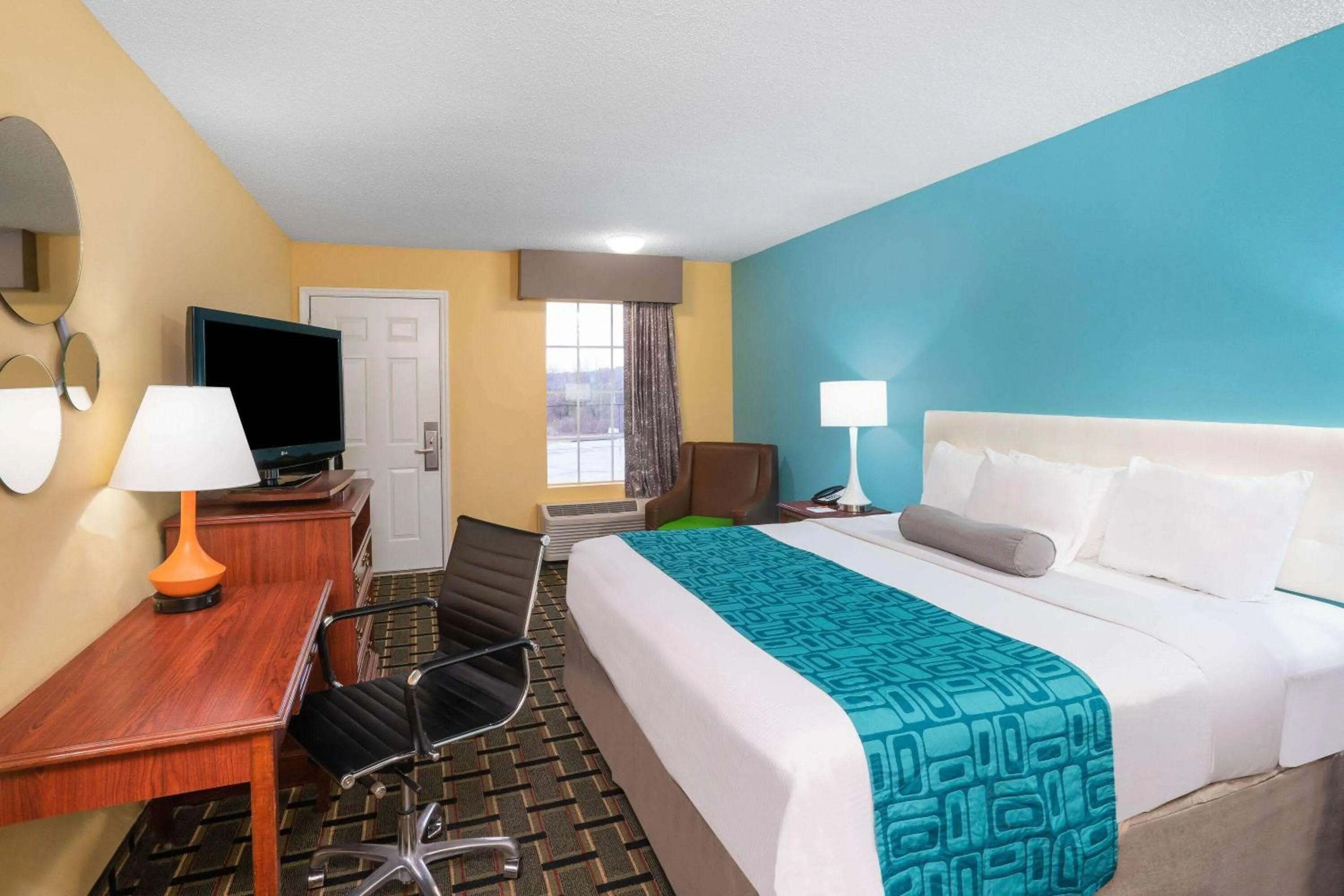 Photo of the whole room, Bed in Howard Johnson by Wyndham Dalton