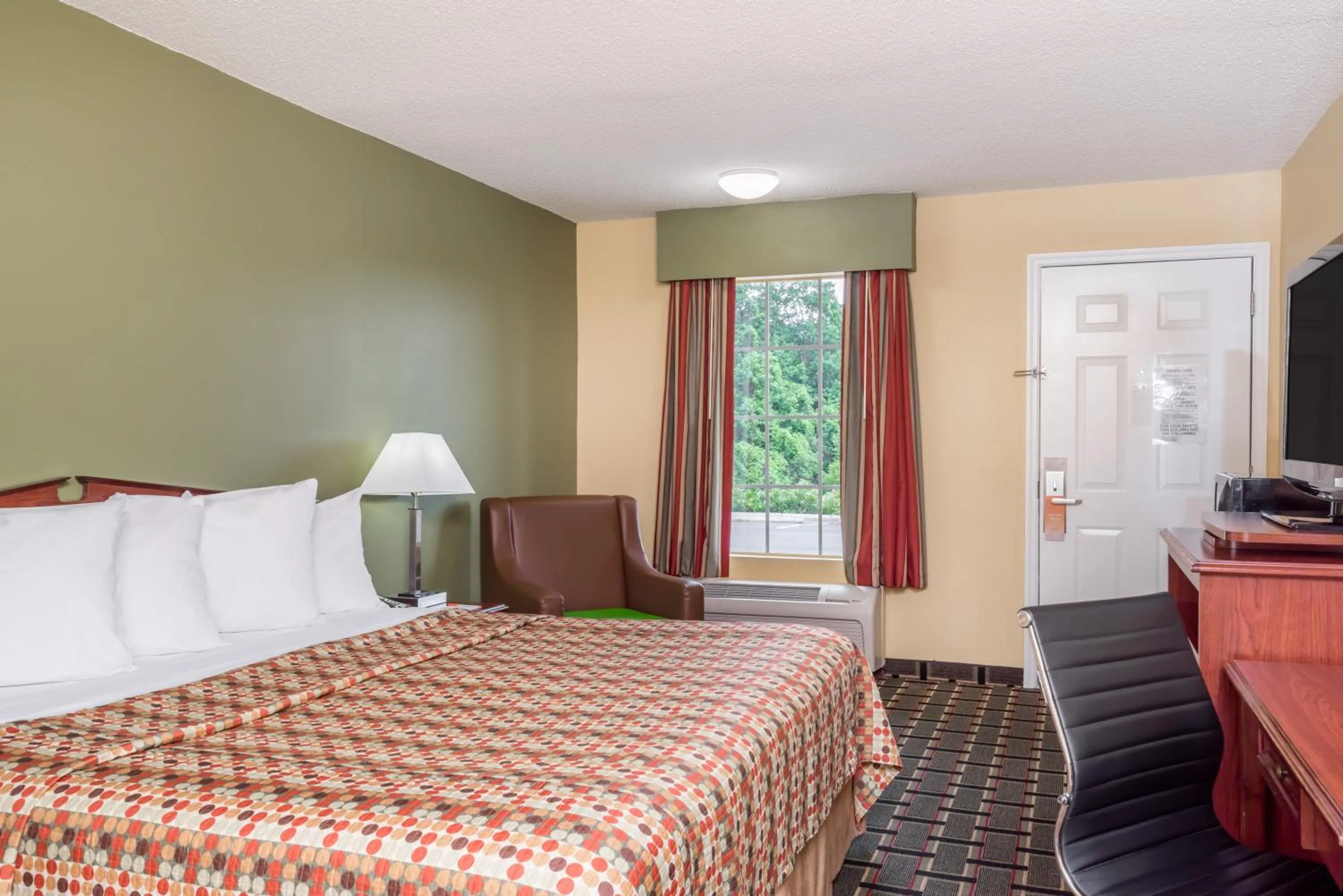 Photo of the whole room, Bed in Howard Johnson by Wyndham Dalton