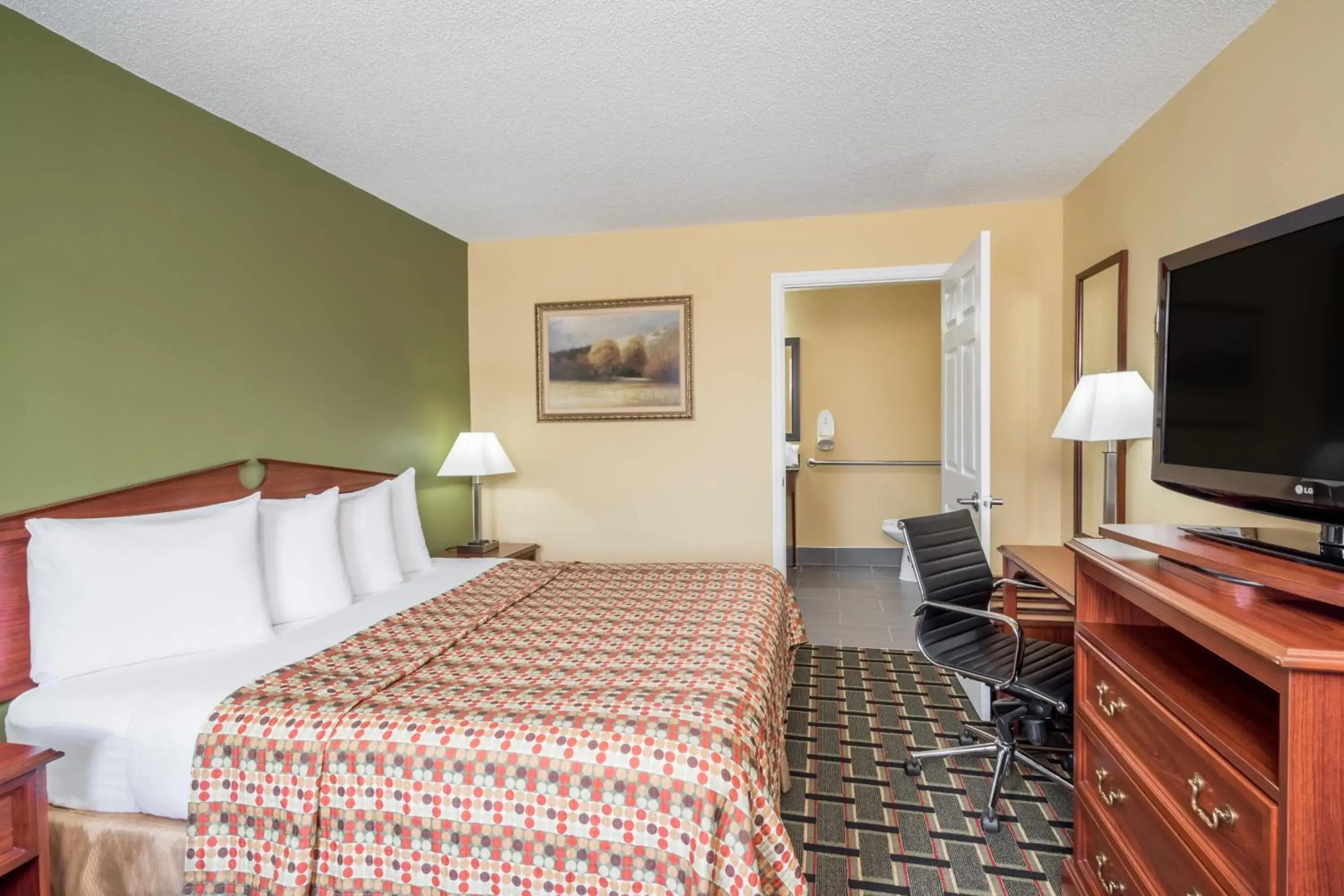 Photo of the whole room, Bed in Howard Johnson by Wyndham Dalton Photo of the whole room, Bed in Howard Johnson by Wyndham Dalton