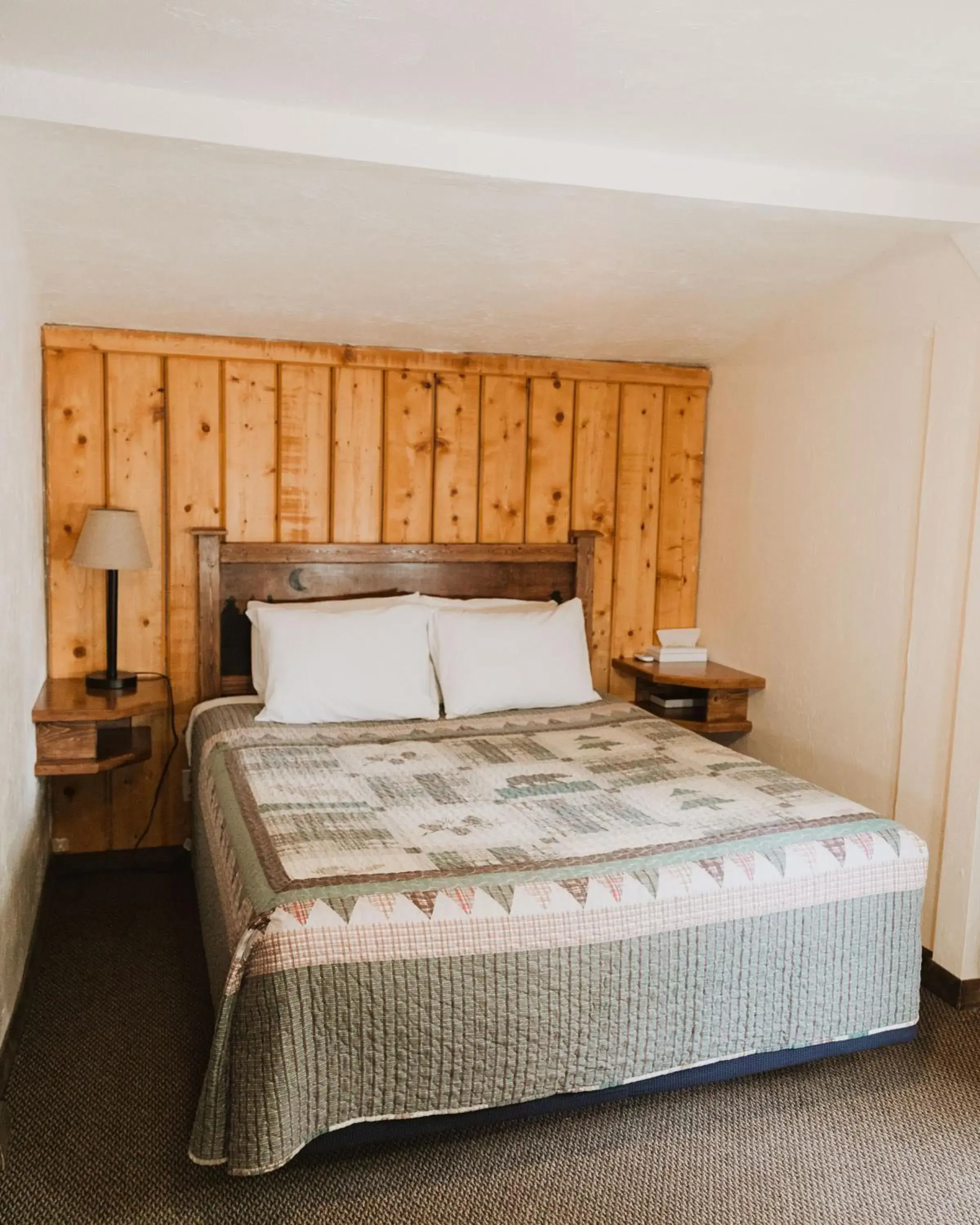 Queen Room in Bryce Pioneer Village Queen Room in Bryce Pioneer Village