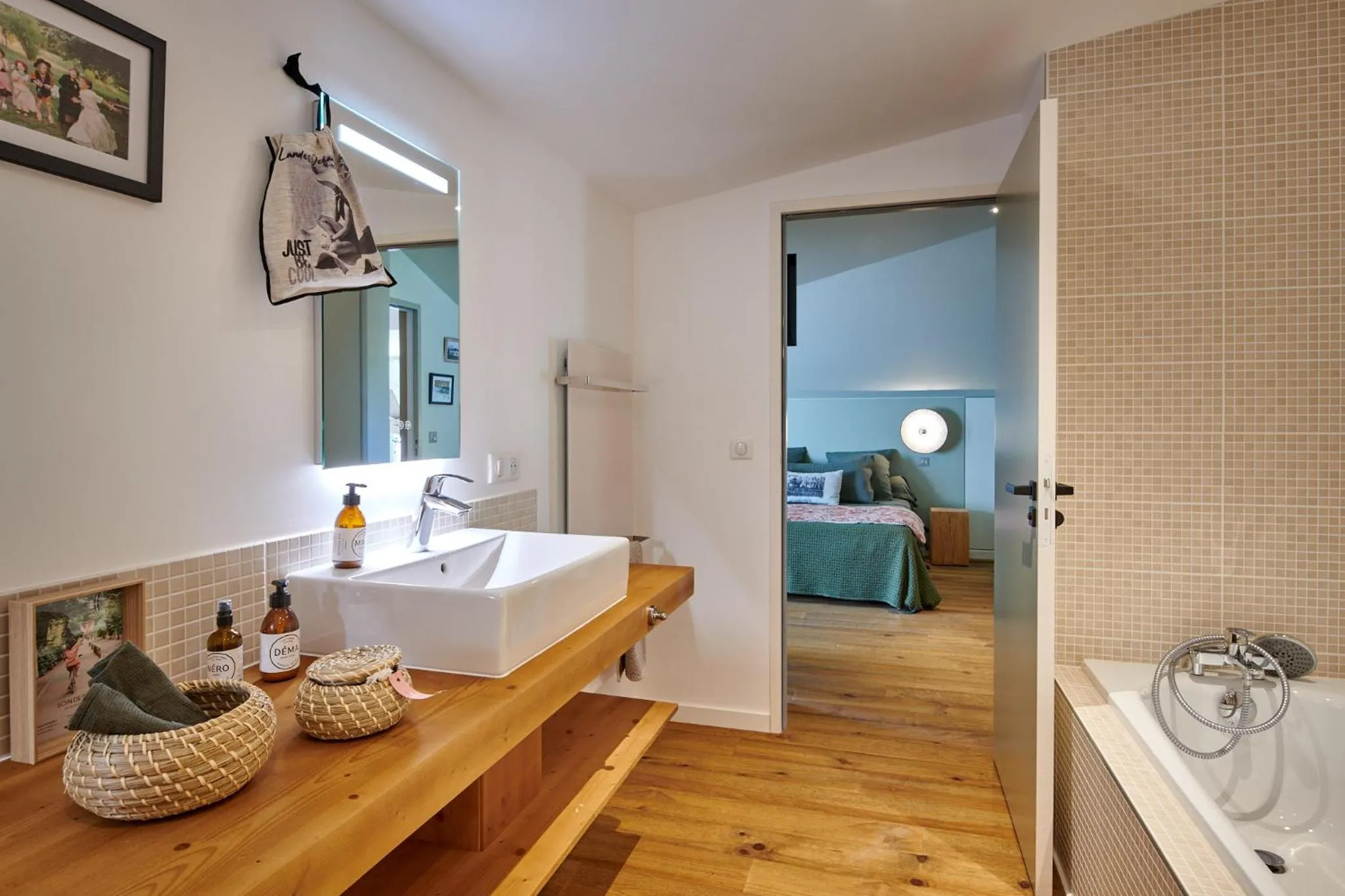 Bathroom, Bed in BEL AIR MAISON D'HOTES DES LANDES
