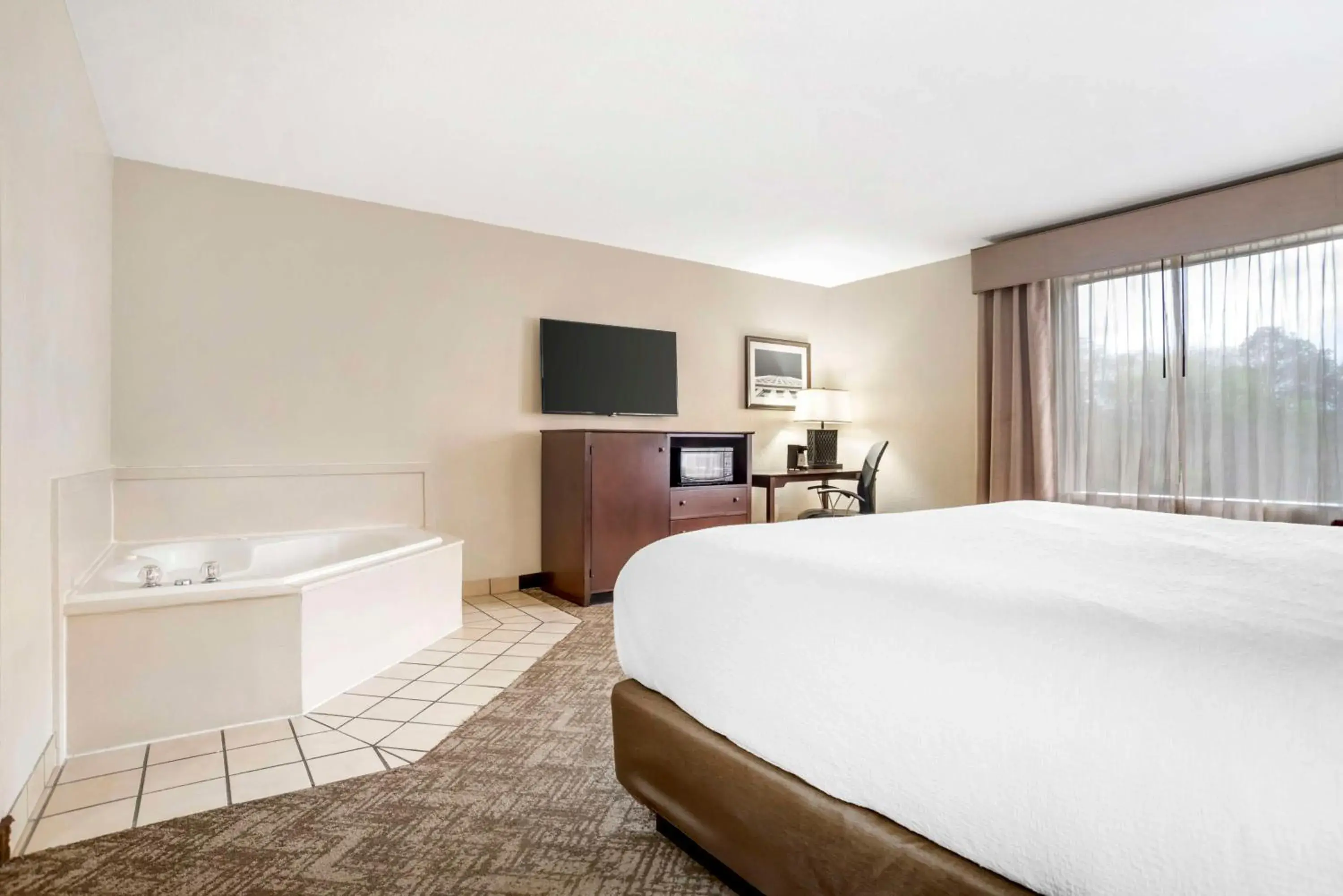 Large Executive King Suite - Non-Smoking in Best Western Gardendale Large Executive King Suite - Non-Smoking in Best Western Gardendale