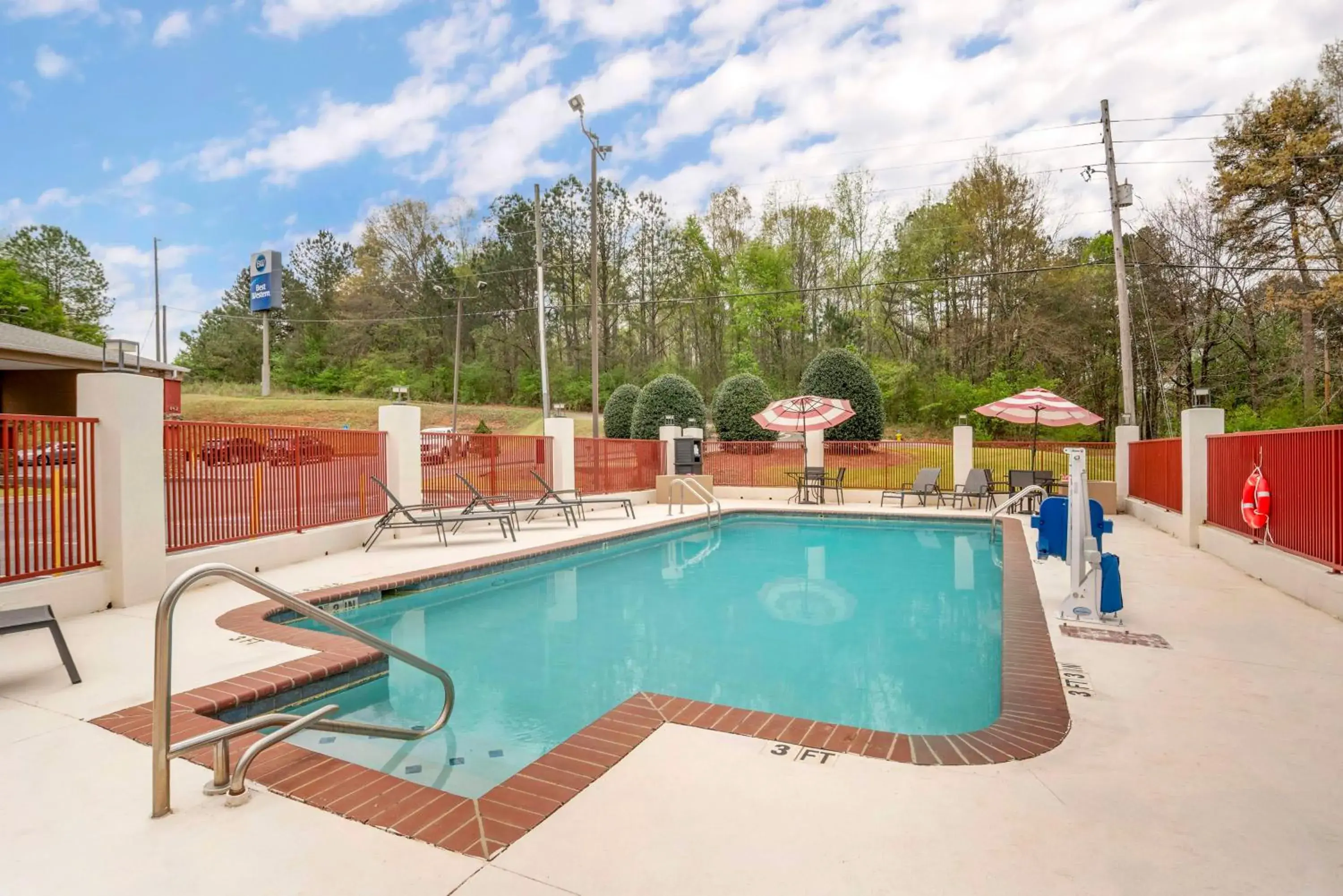 Pool view in Best Western Gardendale Pool view in Best Western Gardendale