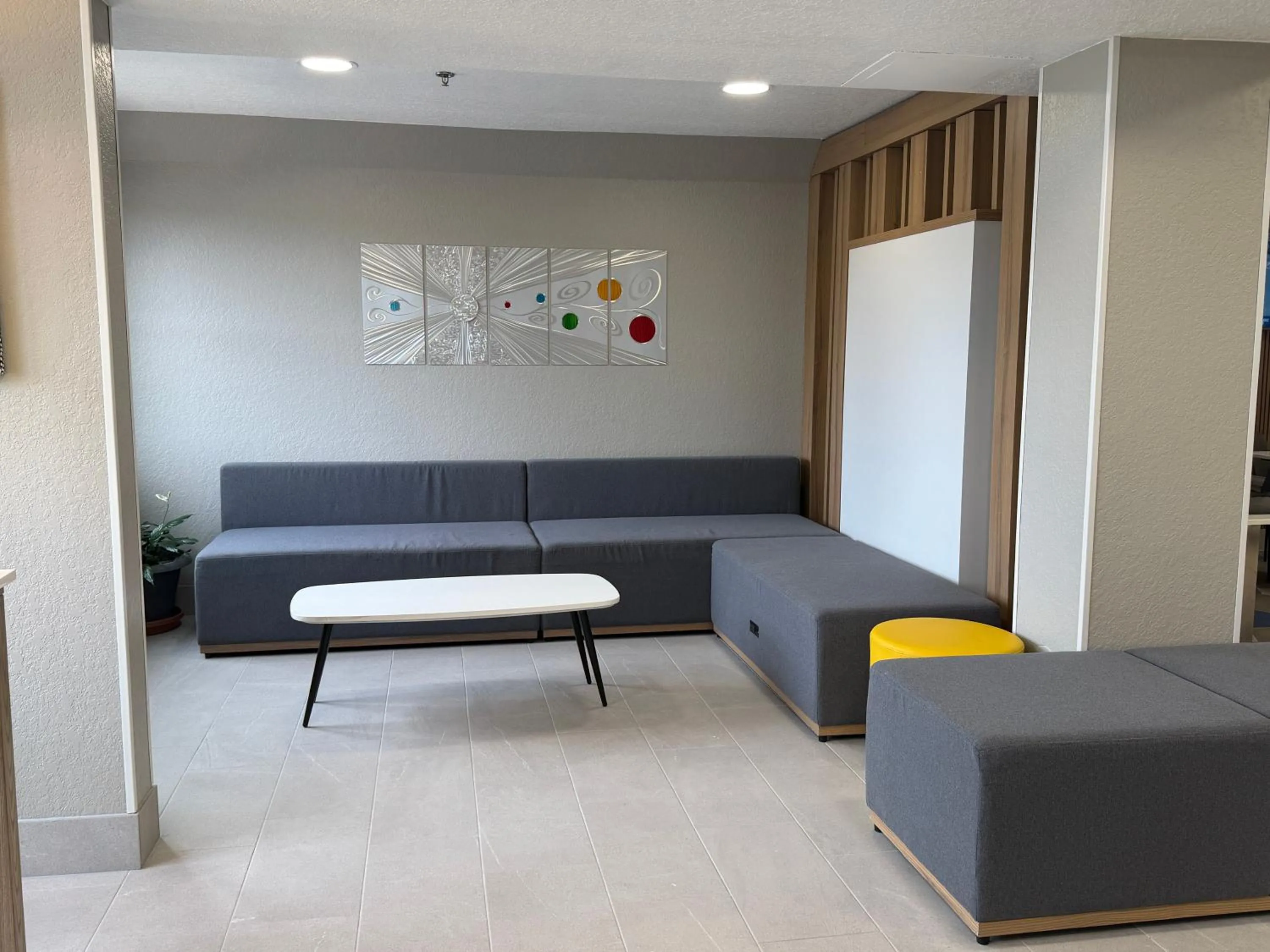 Seating area in Microtel Inn & Suites by Wyndham Culpeper