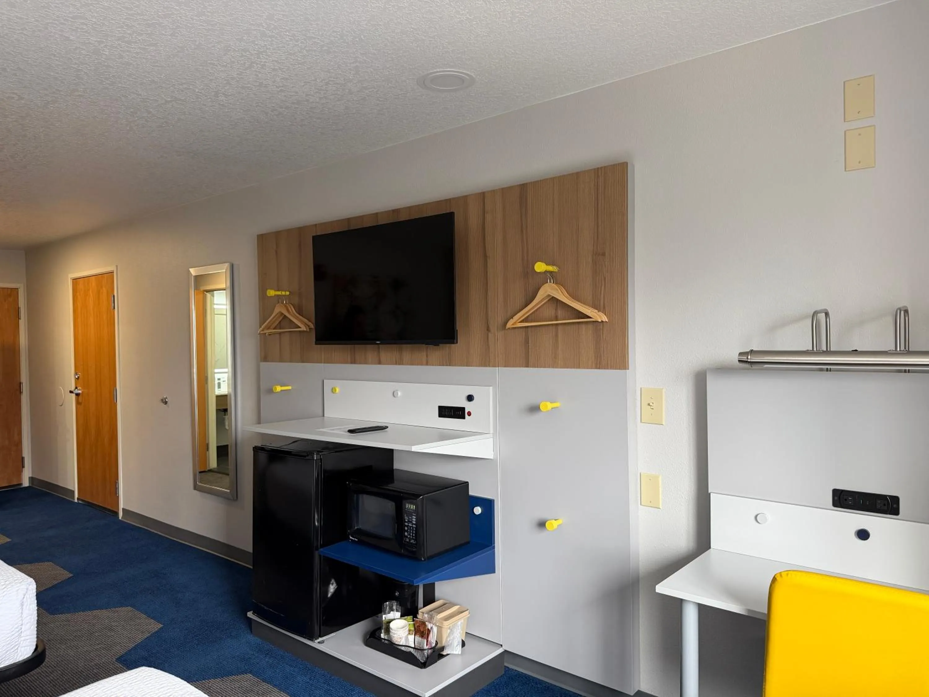 TV and multimedia in Microtel Inn & Suites by Wyndham Culpeper