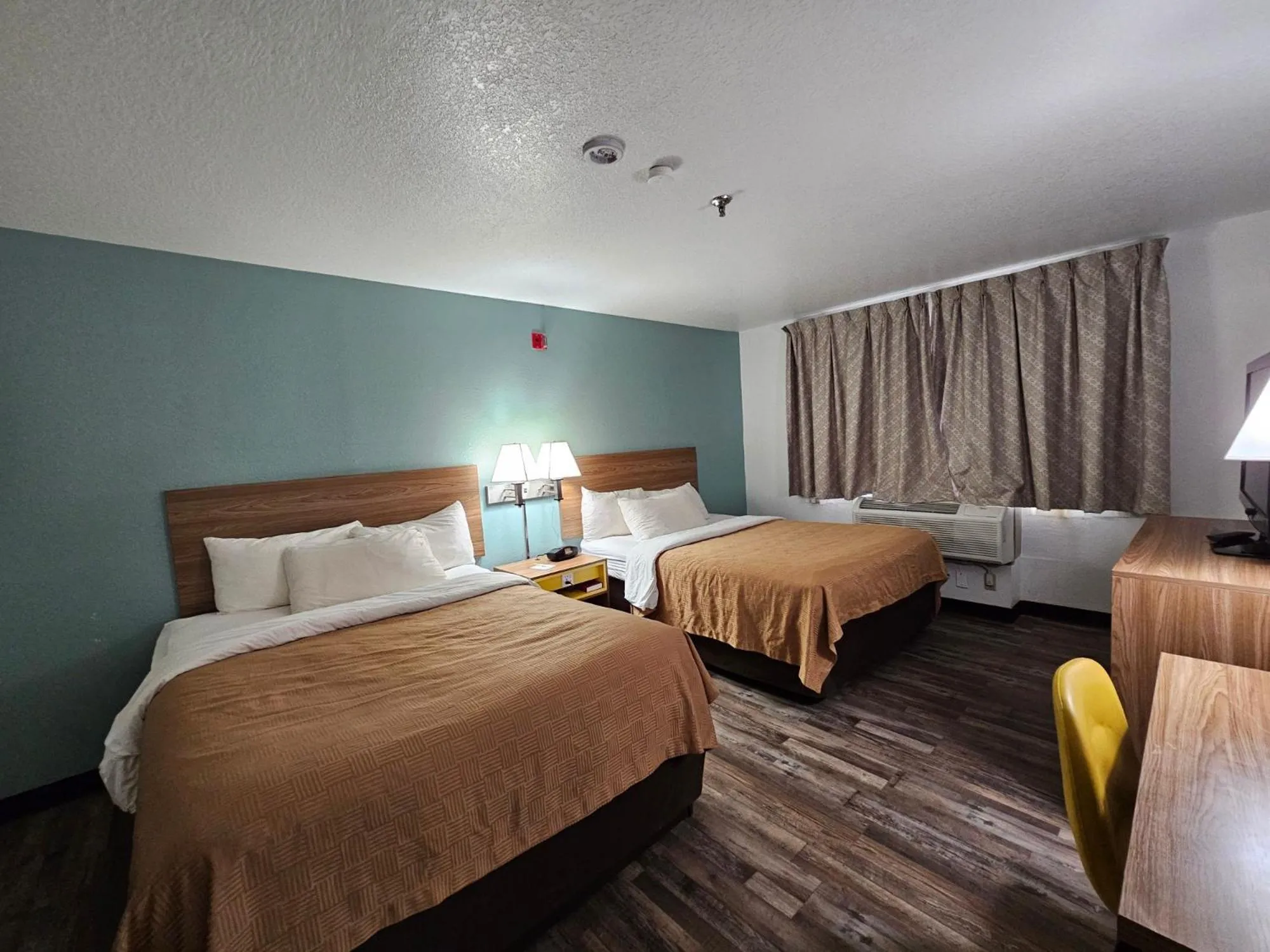 Bedroom in Days Inn by Wyndham Blythe