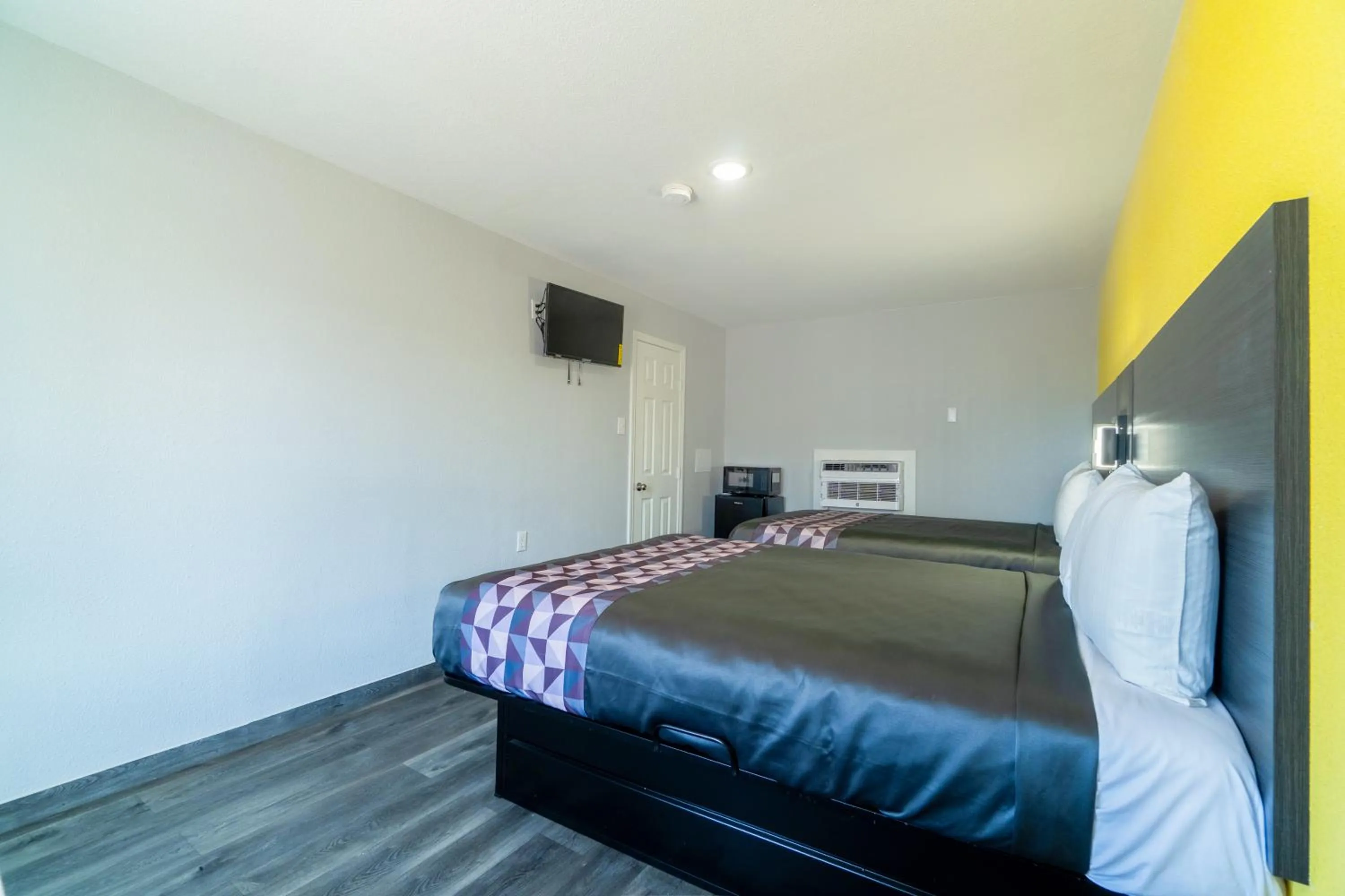 Bedroom in Royal Inn