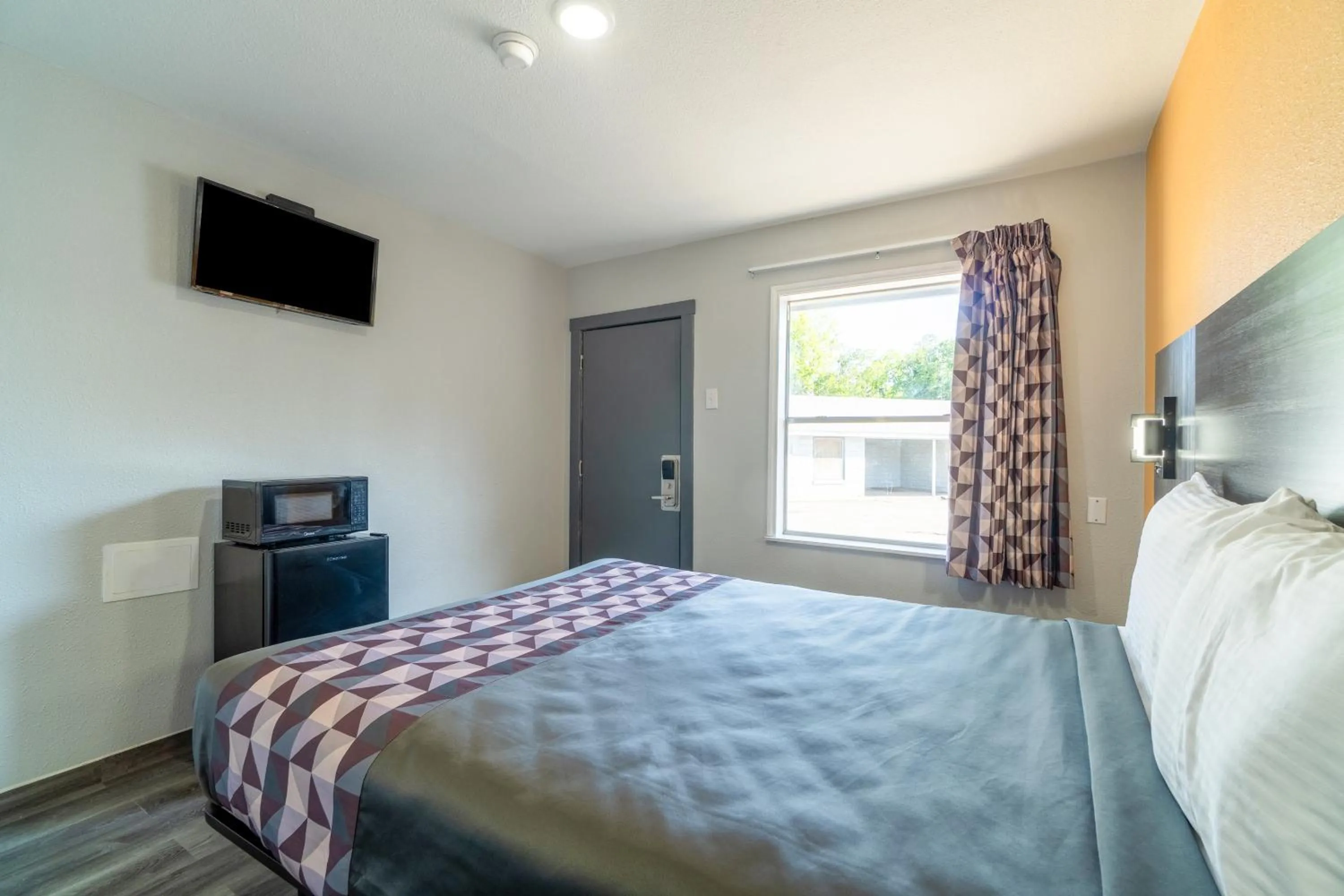 Bedroom in Royal Inn