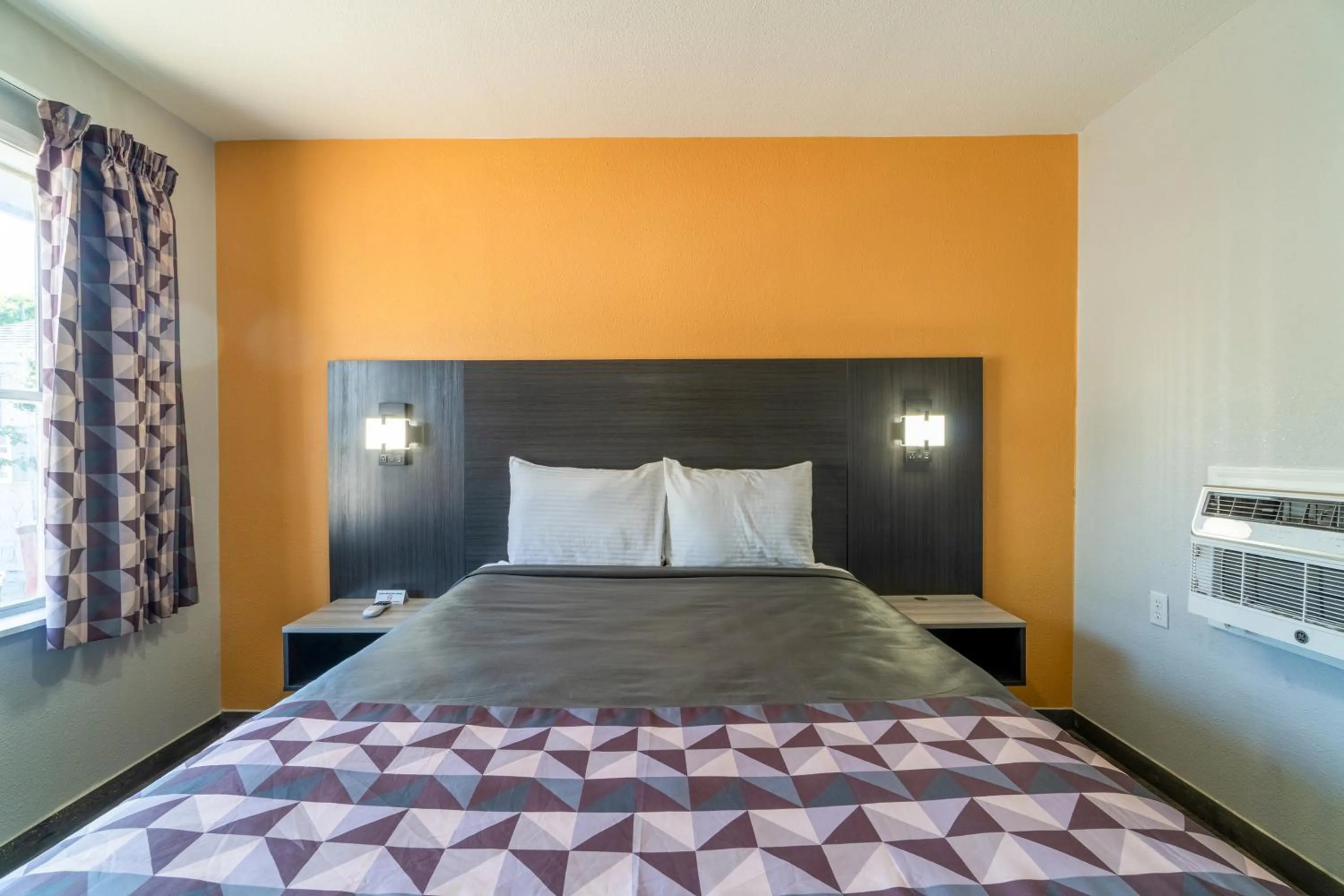 Bedroom in Royal Inn