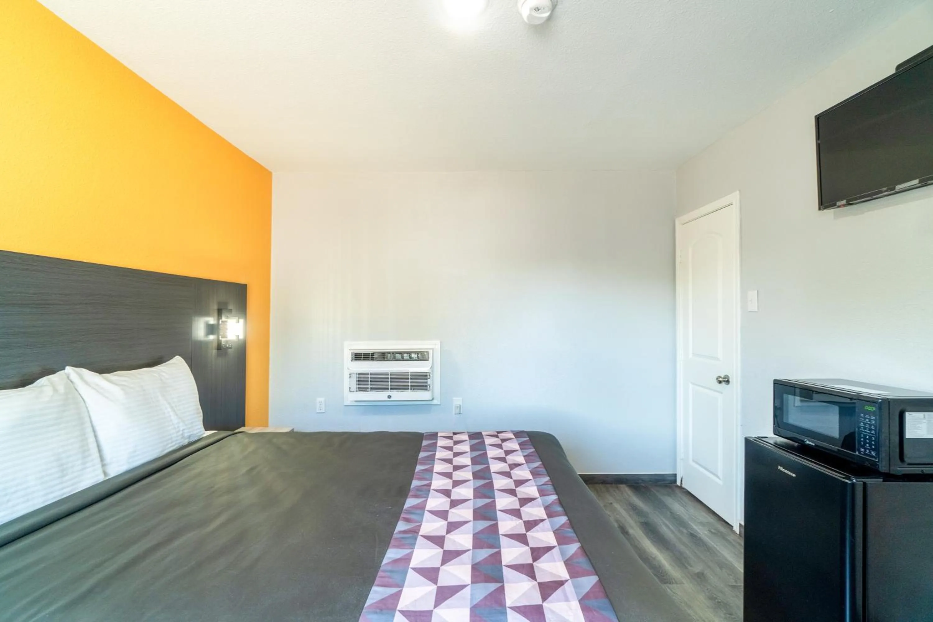 Bedroom in Royal Inn