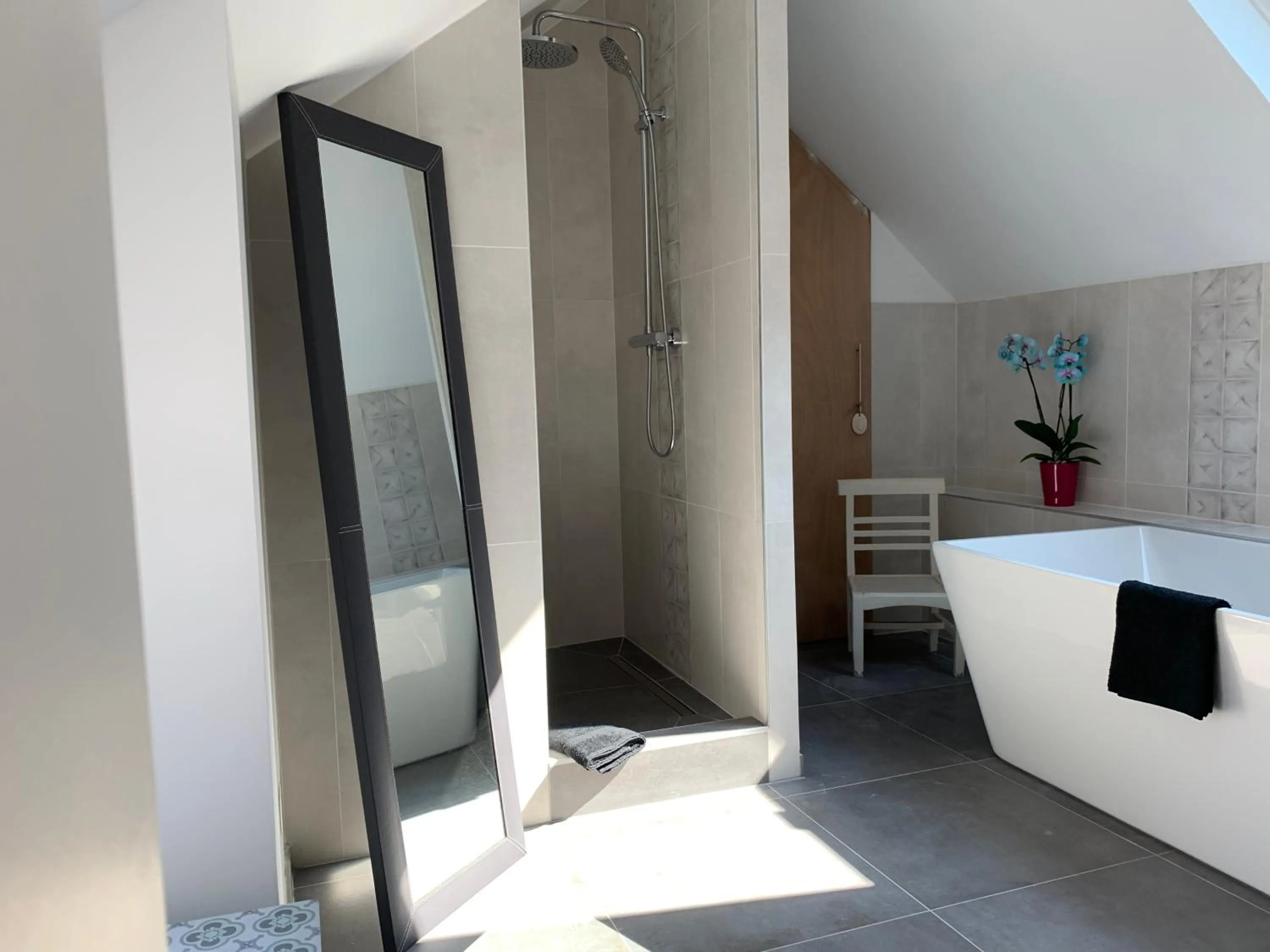 Bathroom, Bed in Le Moulin Bleu