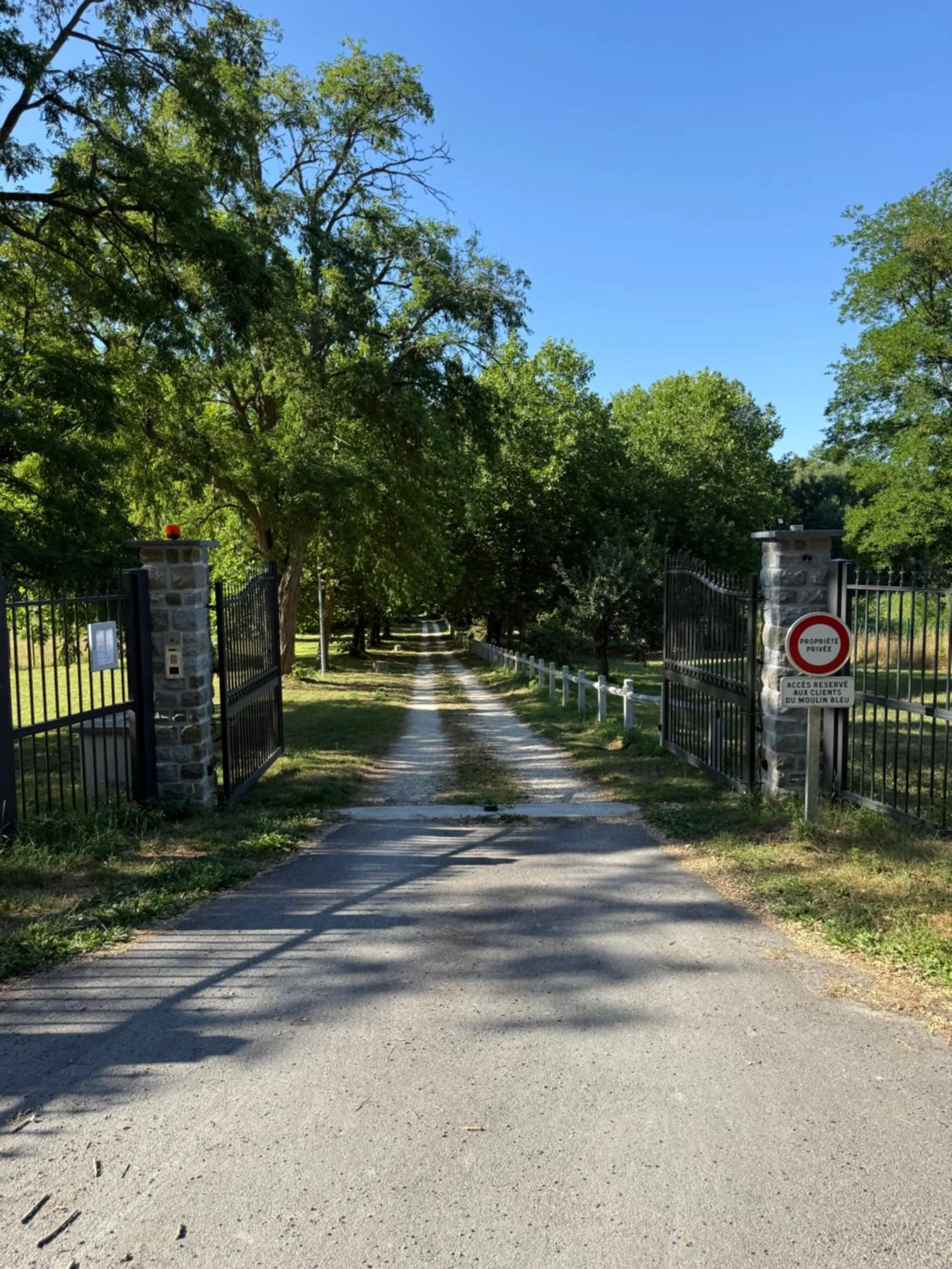 Facade/entrance in Le Moulin Bleu