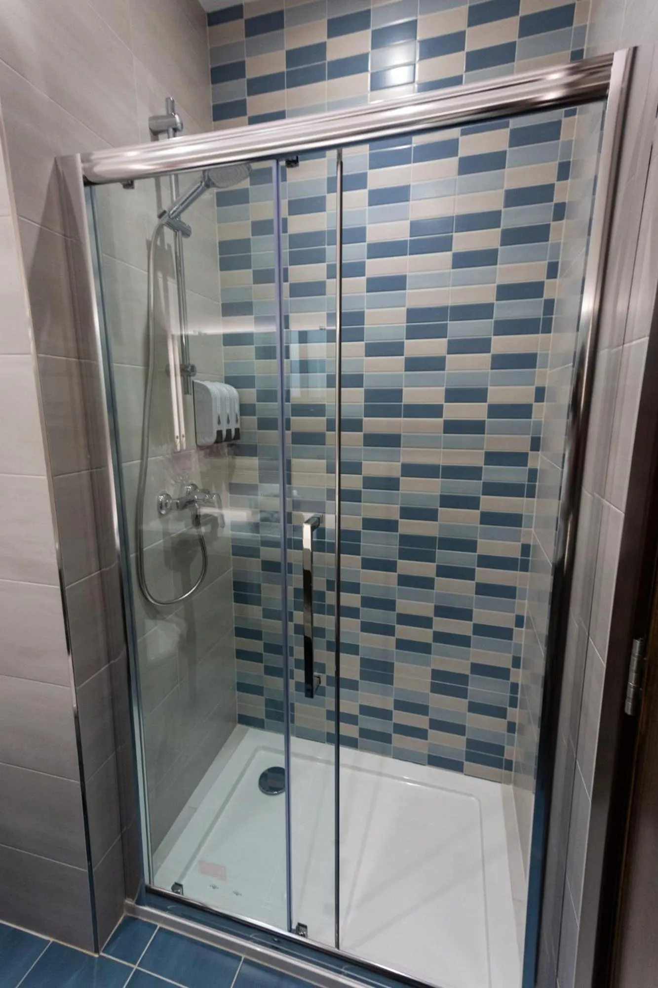 Shower in The Shipwright's Lodge