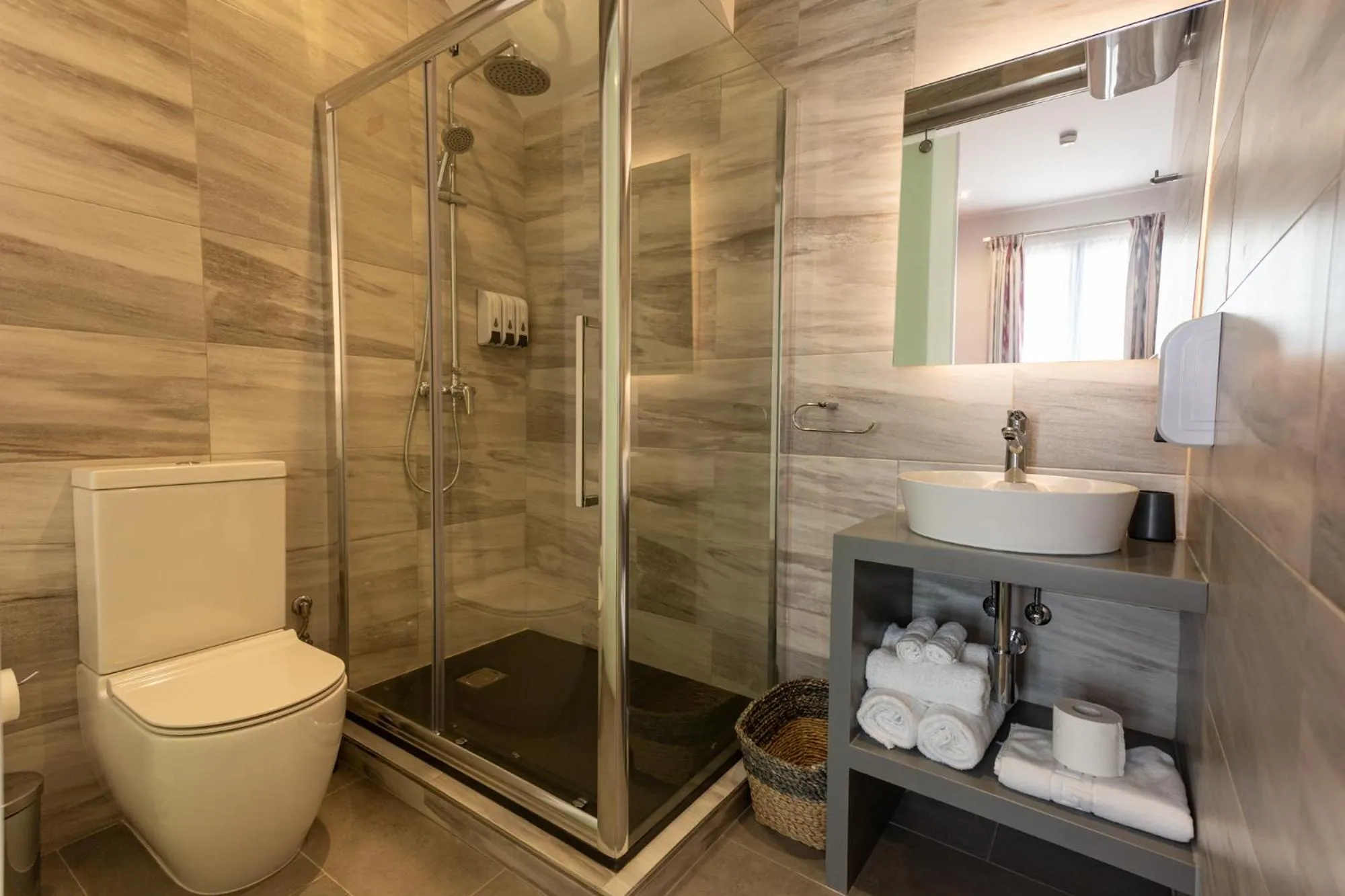 Shower in The Shipwright's Lodge