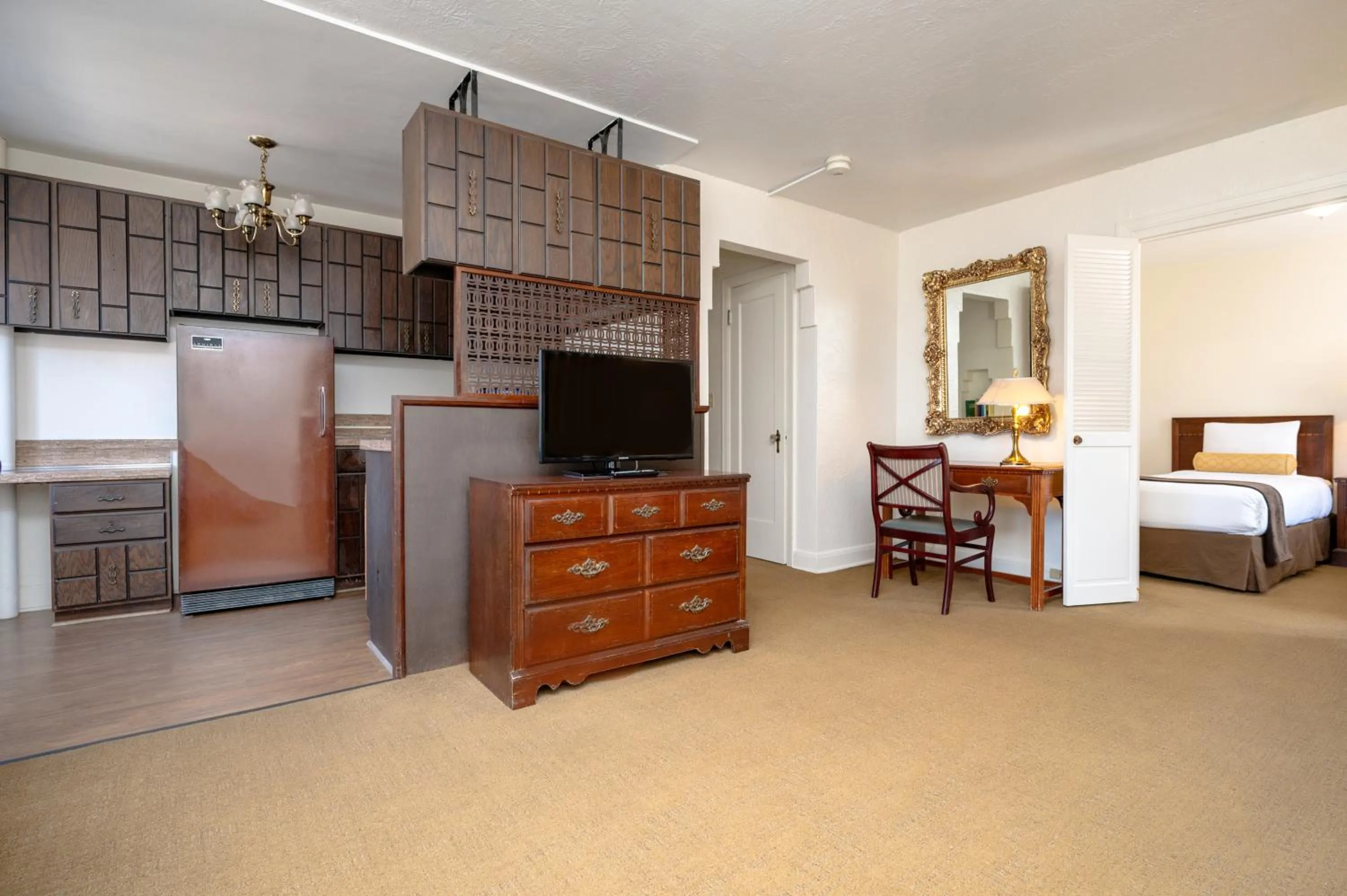 Kitchen or kitchenette, Bed in The Baroness Hotel