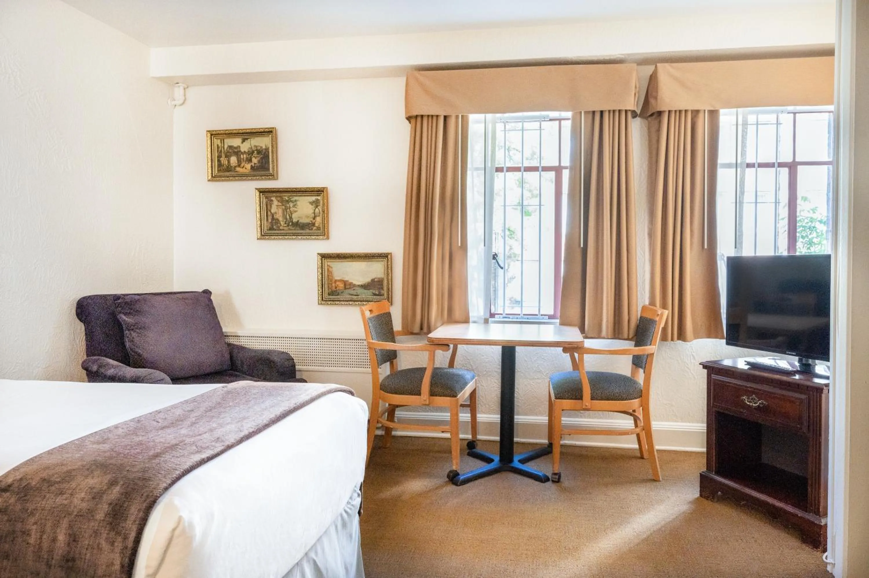 Seating area, Bed in The Baroness Hotel