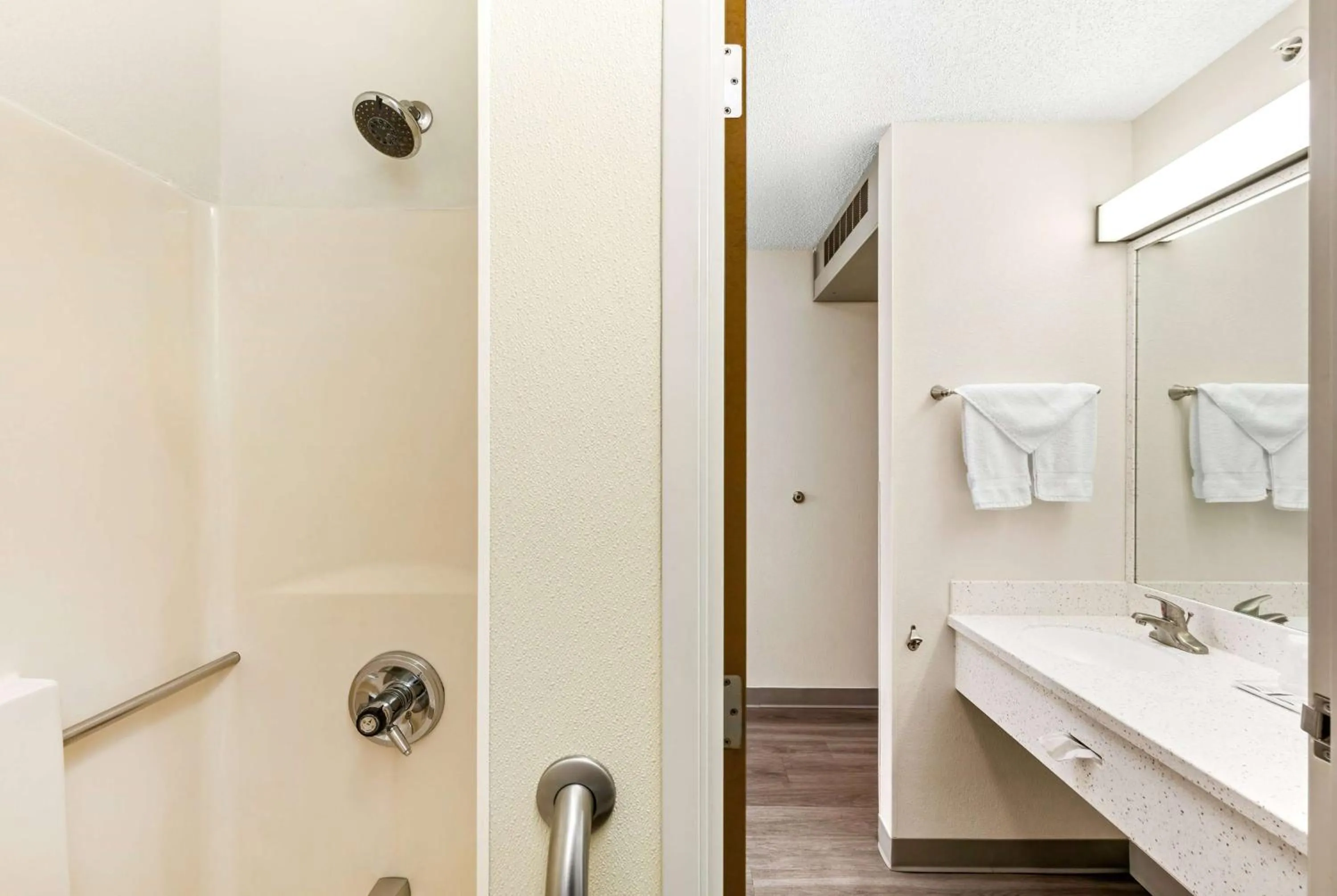 TV and multimedia in Days Inn by Wyndham Great Falls