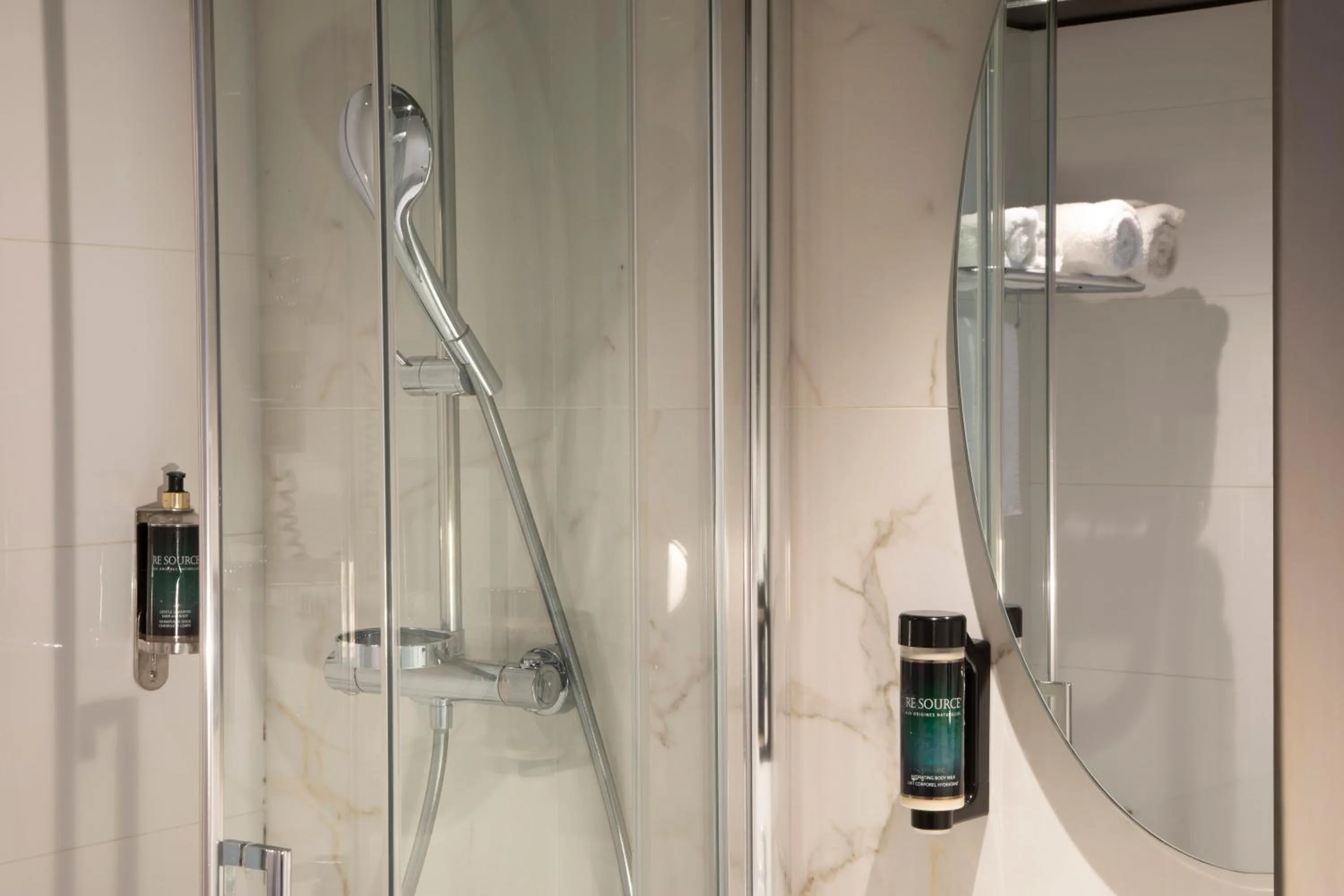 Bathroom in Longchamp Elysées