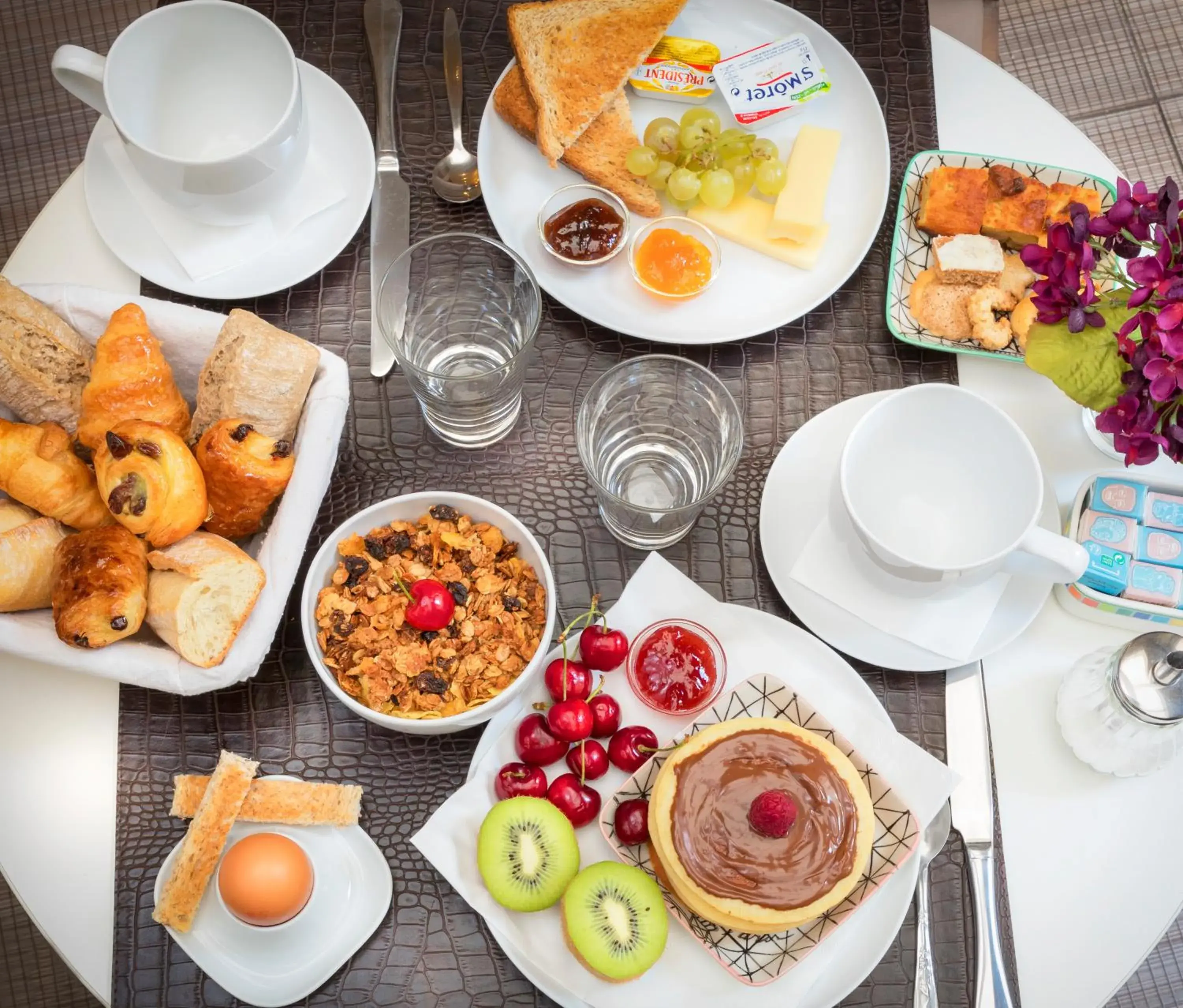 Breakfast in Longchamp Elysées Breakfast in Longchamp Elysées