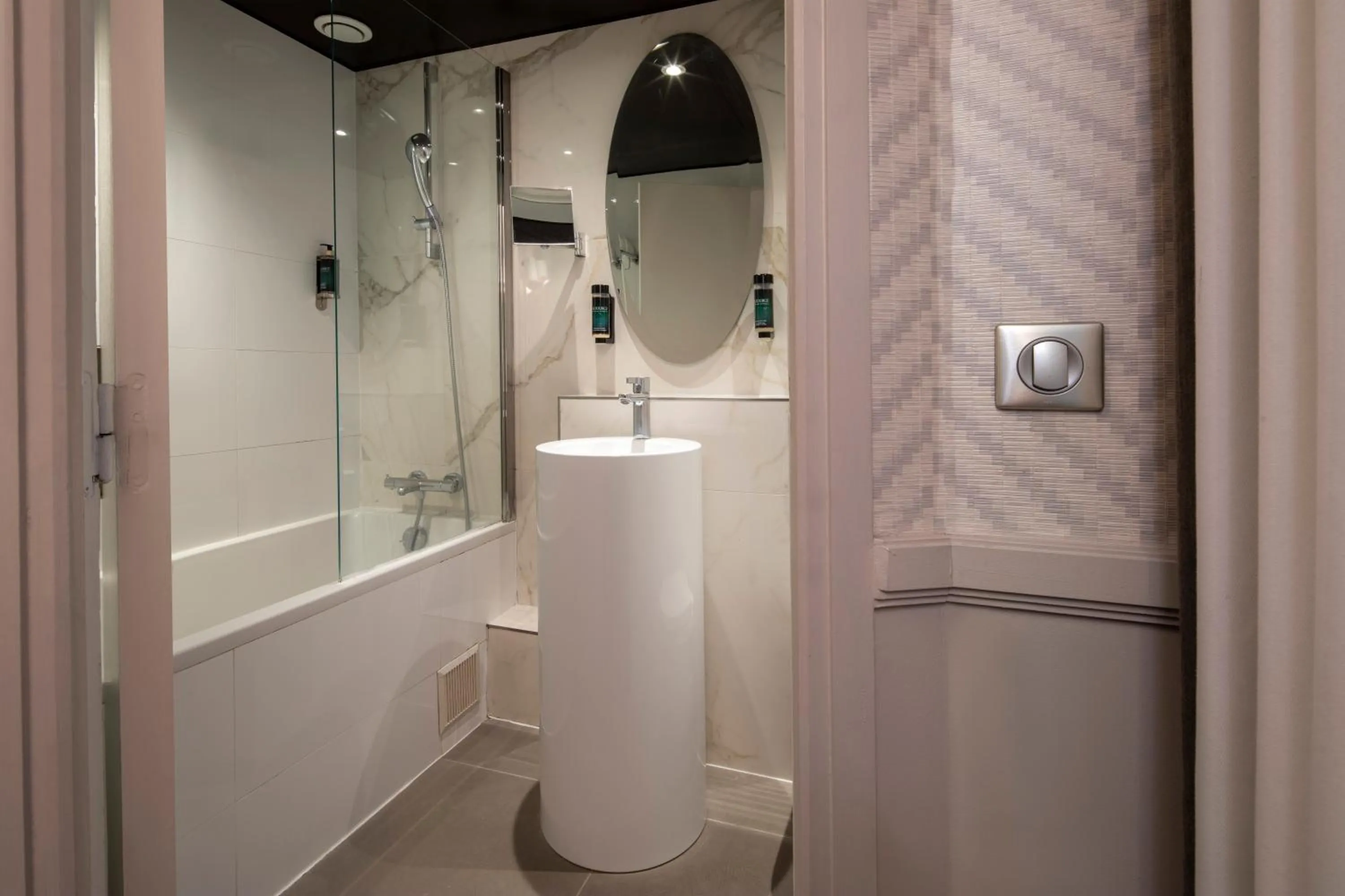 Bathroom in Longchamp Elysées