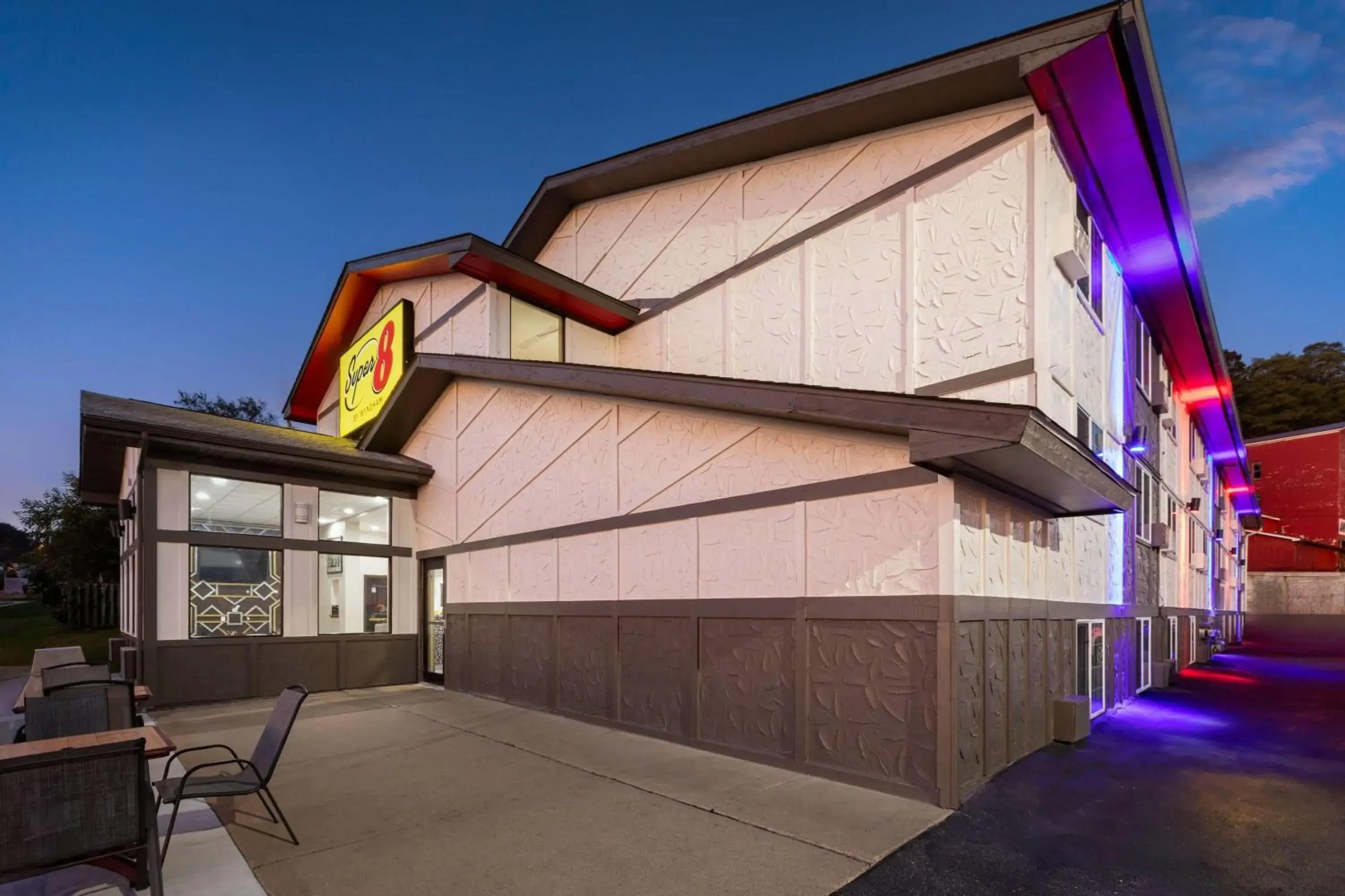 Property building in Super 8 by Wyndham Winona MN Property building in Super 8 by Wyndham Winona MN