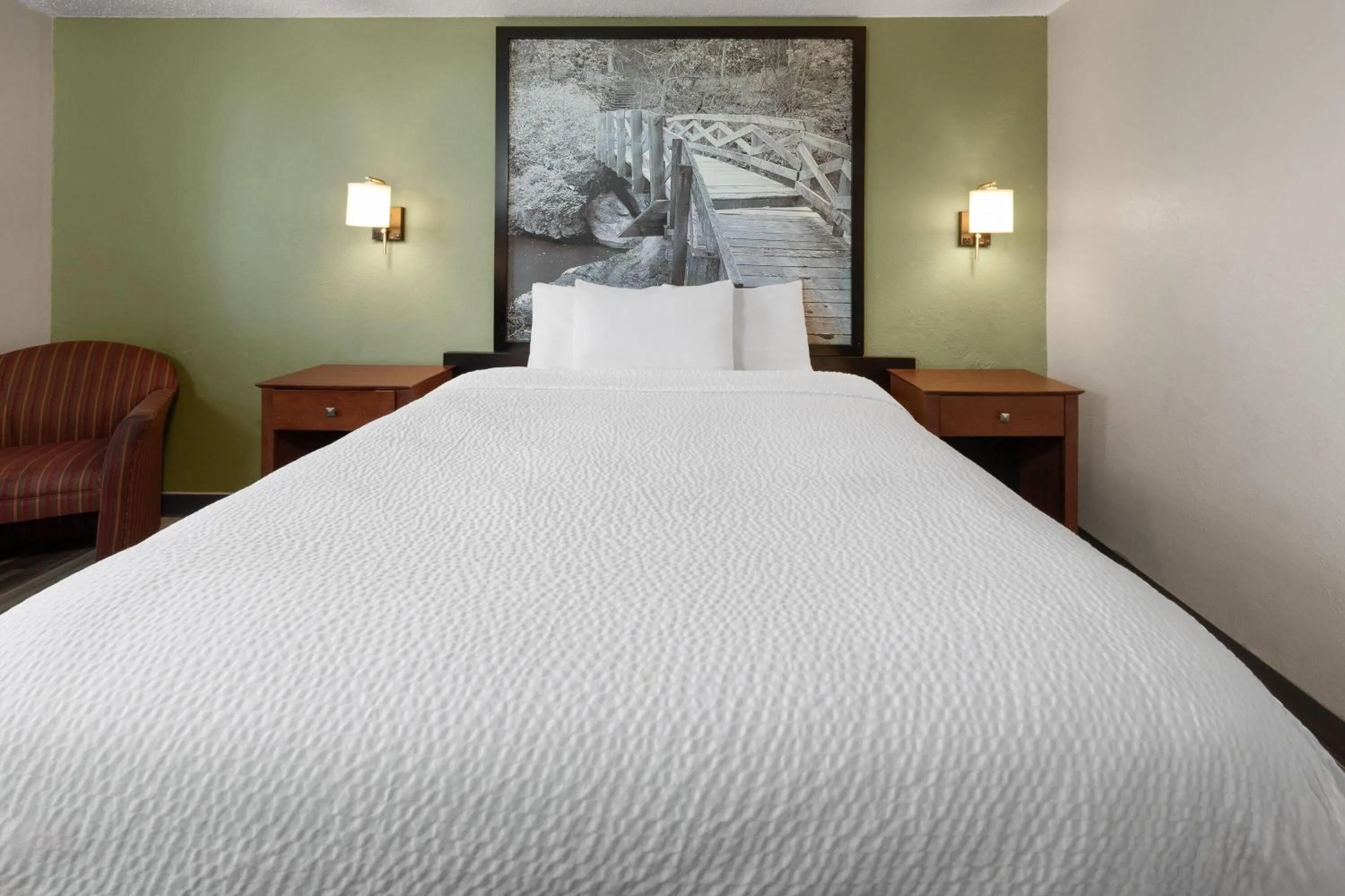 Photo of the whole room, Bed in Super 8 by Wyndham Winona MN