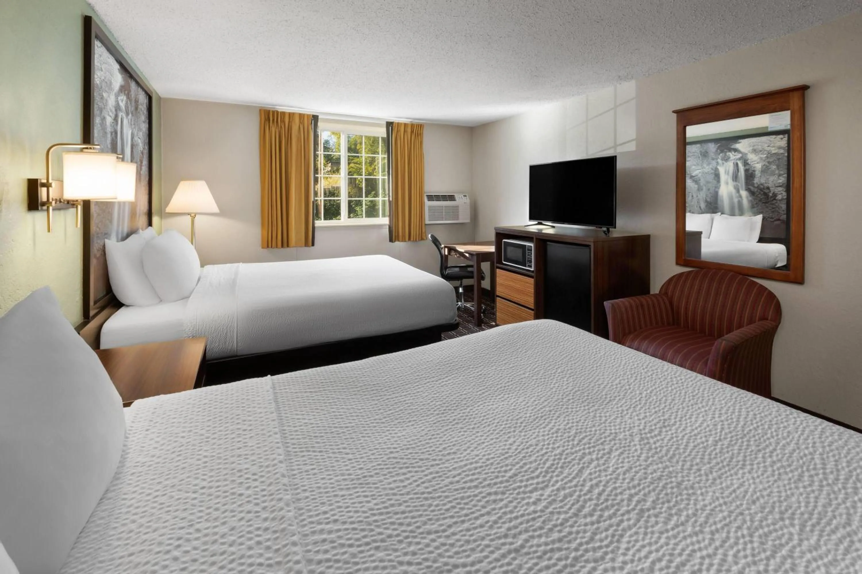 Photo of the whole room, Bed in Super 8 by Wyndham Winona MN