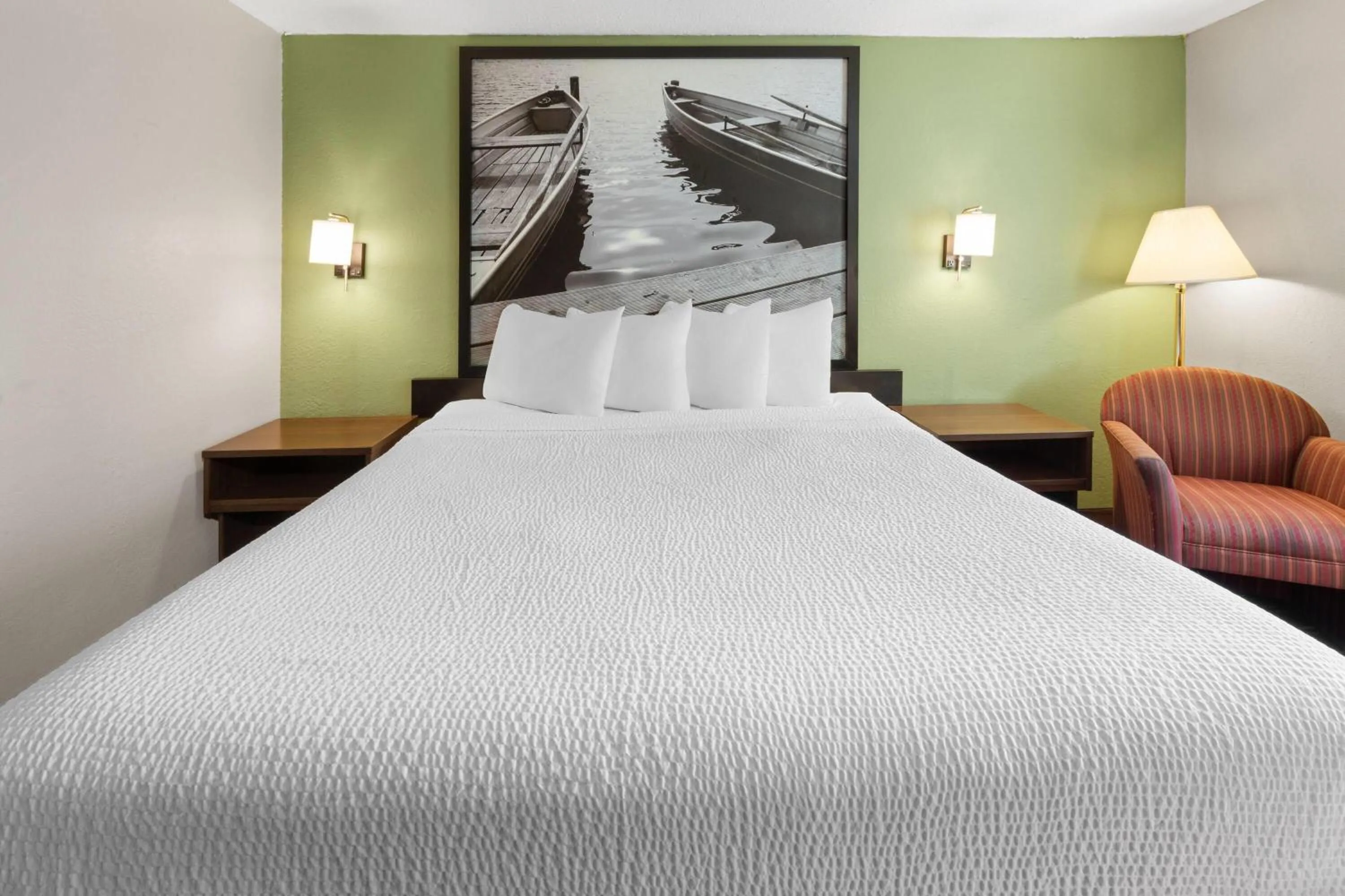 Photo of the whole room, Bed in Super 8 by Wyndham Winona MN