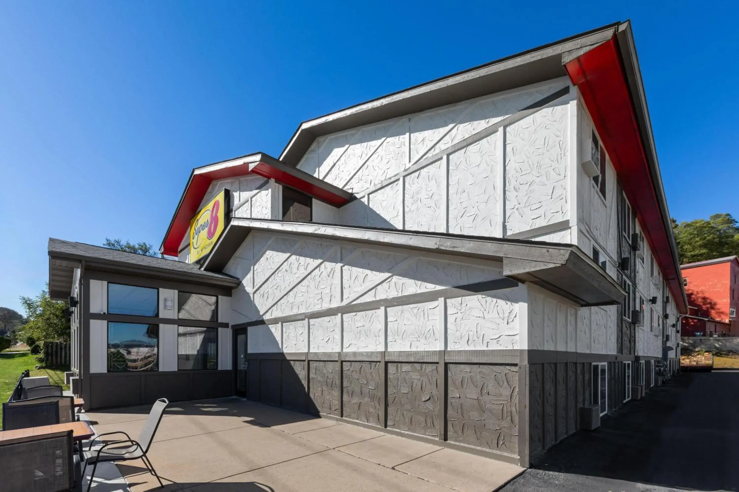 Property building in Super 8 by Wyndham Winona MN Property building in Super 8 by Wyndham Winona MN