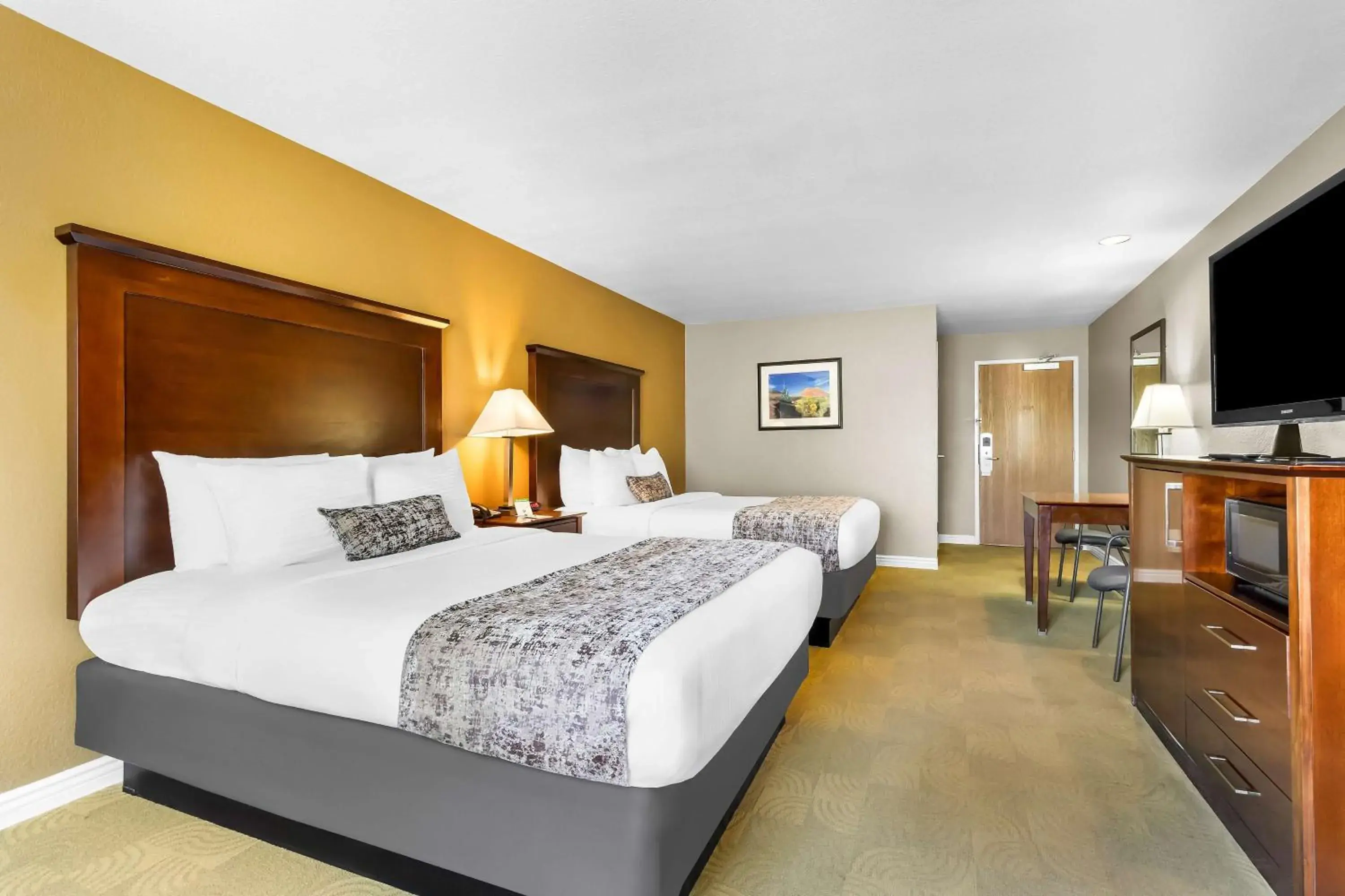 Queen Room with Two Queen Beds - Communication Assistance in Best Western California City Inn & Suites Queen Room with Two Queen Beds - Communication Assistance in Best Western California City Inn & Suites