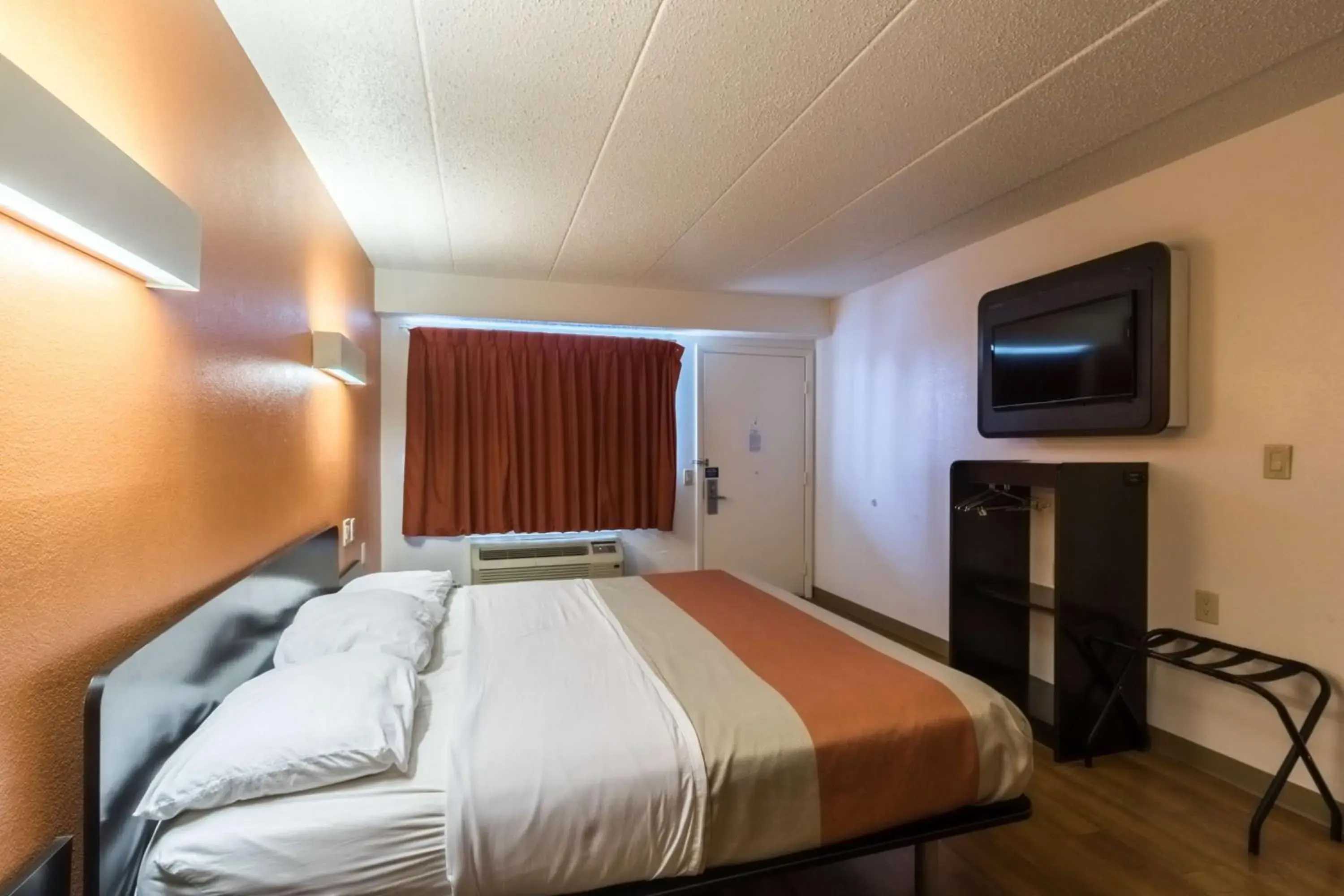 TV and multimedia, Bed in Motel 6-Crawfordsville, IN TV and multimedia, Bed in Motel 6-Crawfordsville, IN