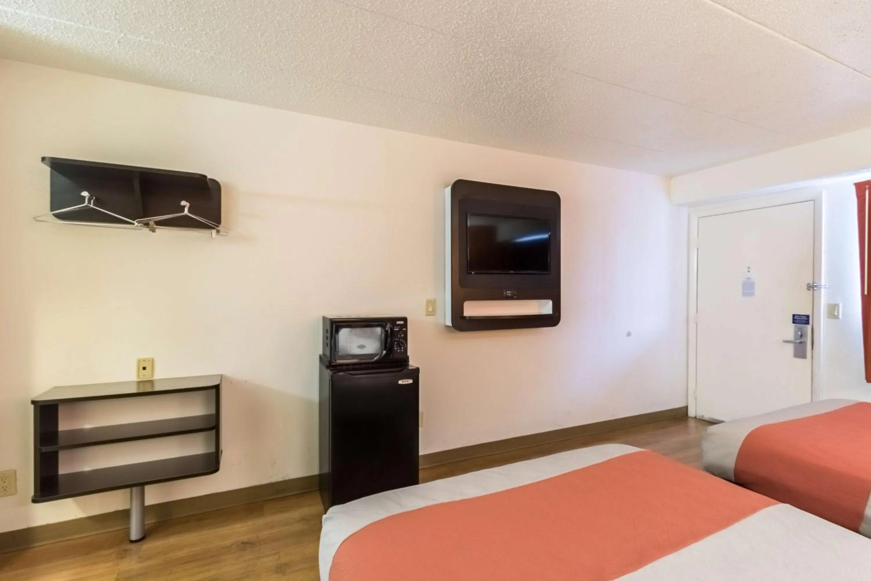 TV and multimedia, Bed in Motel 6-Crawfordsville, IN