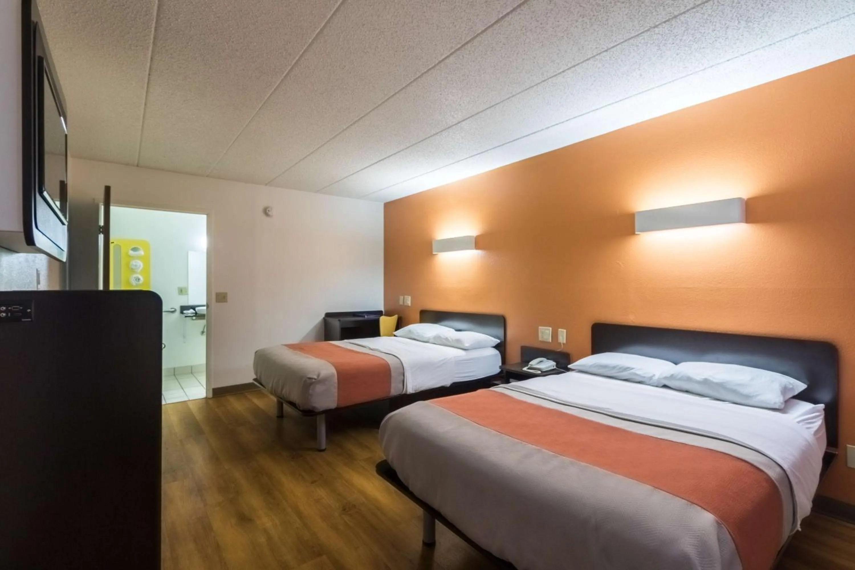 TV and multimedia, Bed in Motel 6-Crawfordsville, IN