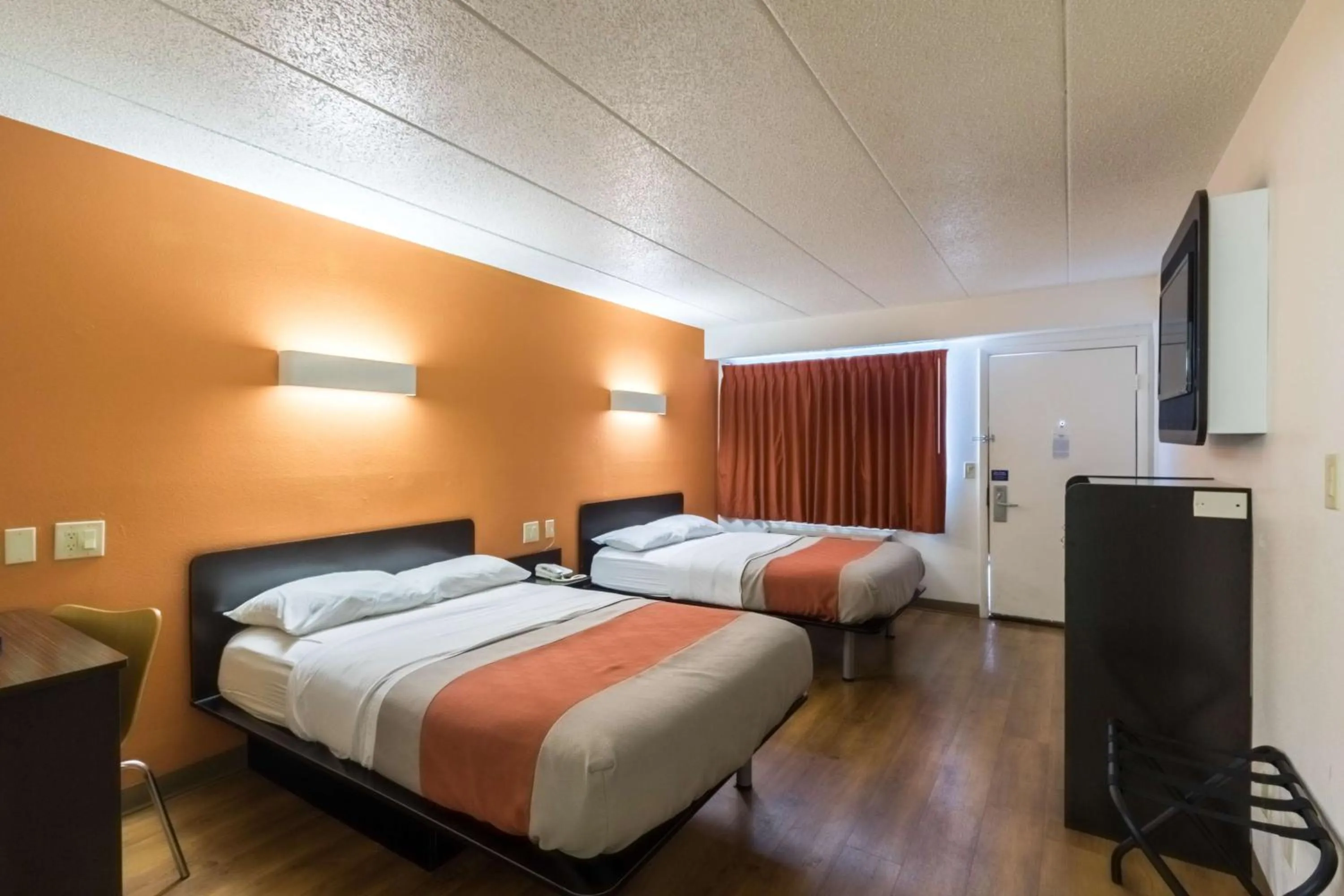 TV and multimedia, Bed in Motel 6-Crawfordsville, IN