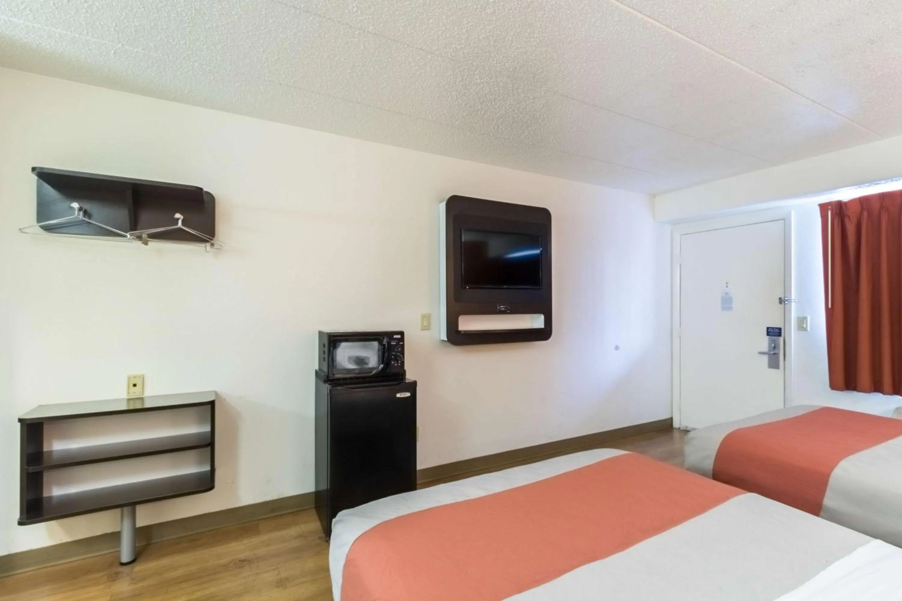 TV and multimedia, Bed in Motel 6-Crawfordsville, IN