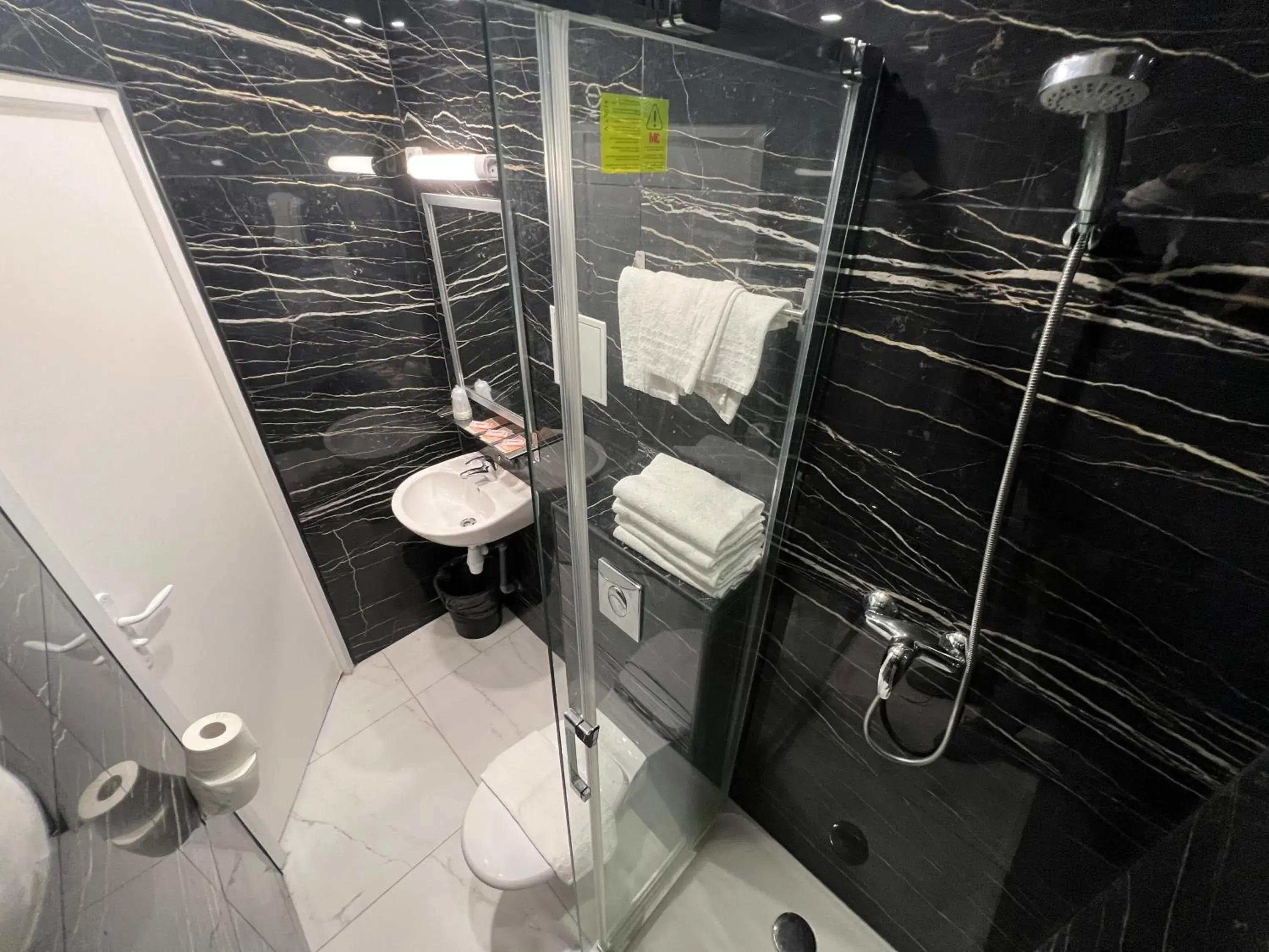 Bathroom in Hipotel Paris Printania