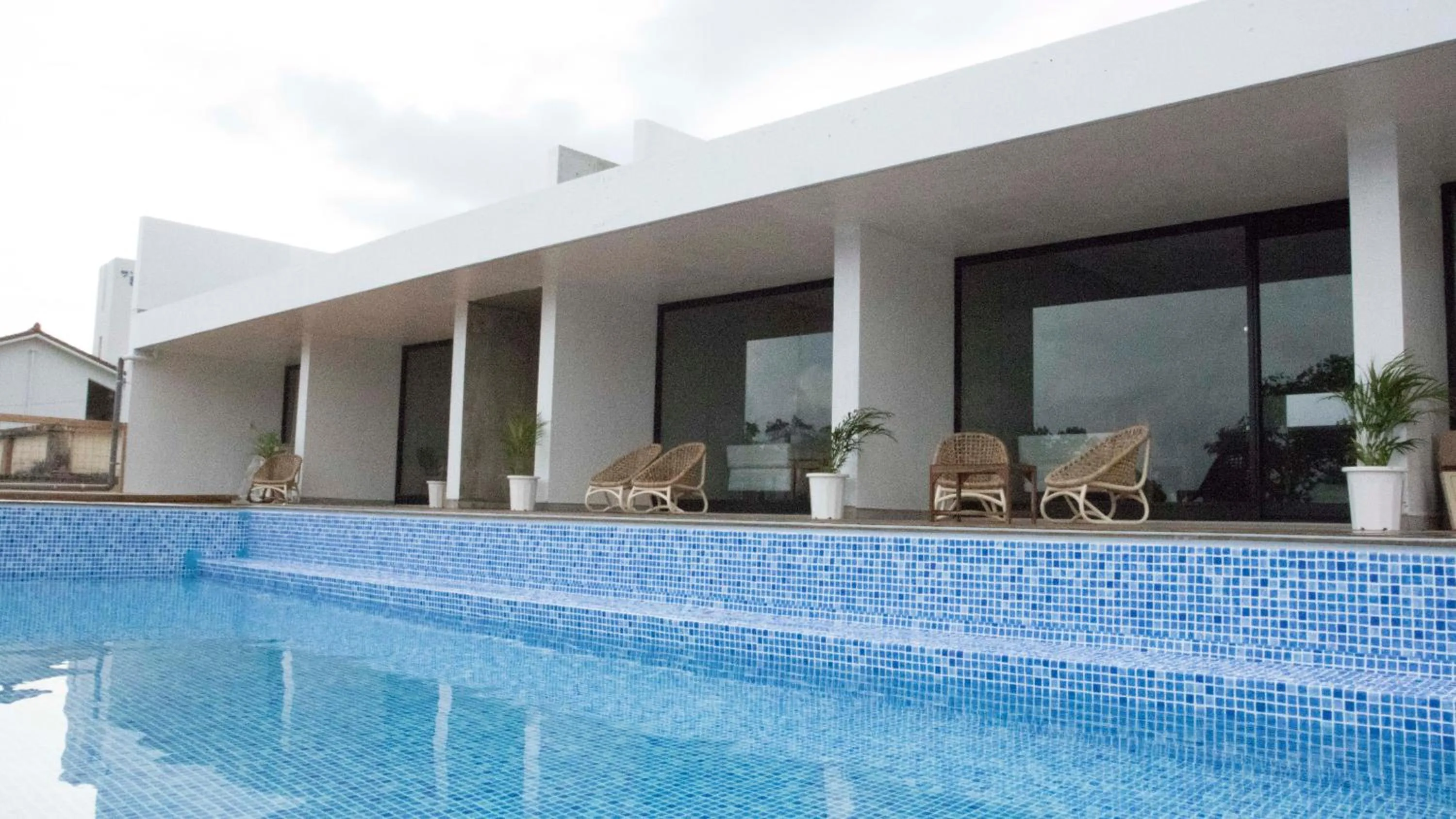 Swimming pool in Blue Suites Hanamuro on the beach