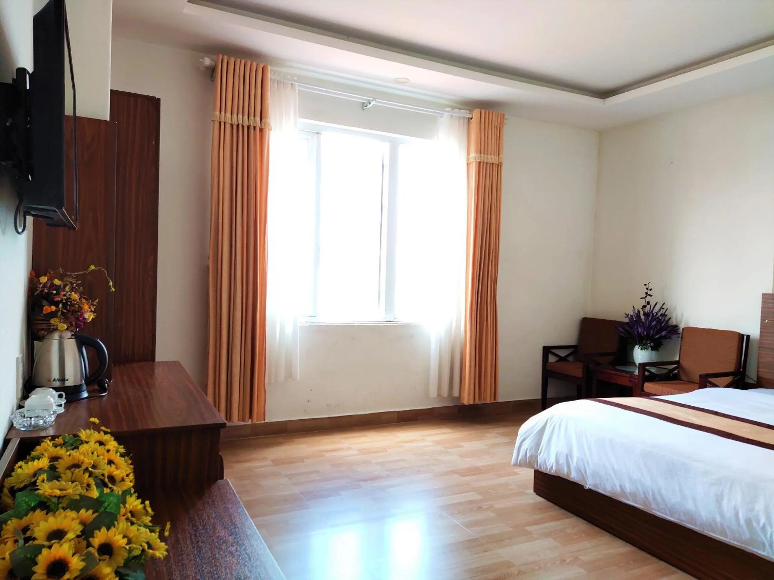 Photo of the whole room, Bed in New Hampton Suits-Tam Xuan Centre Hotel
