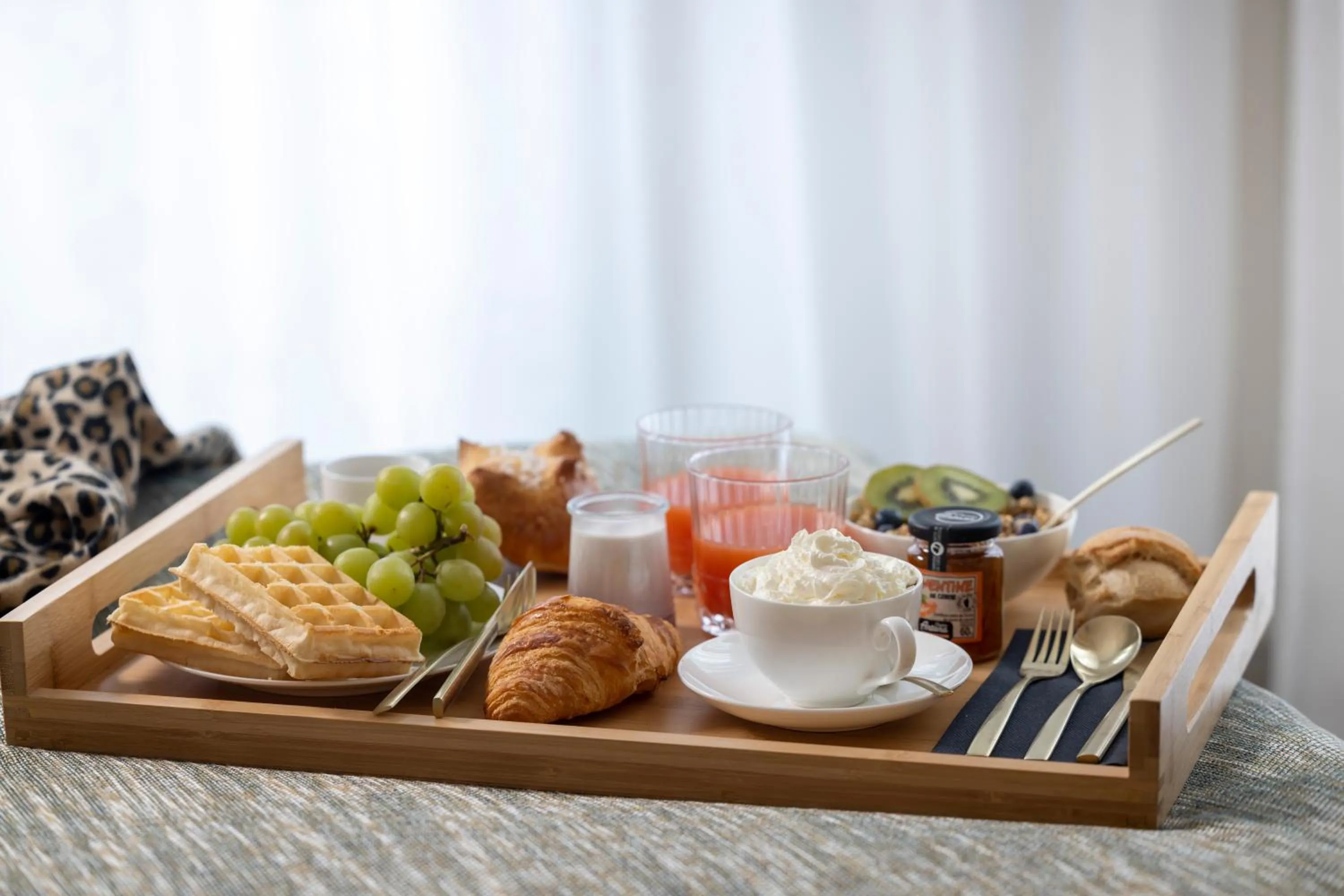 Toilet in Hôtel Toujours & Spa