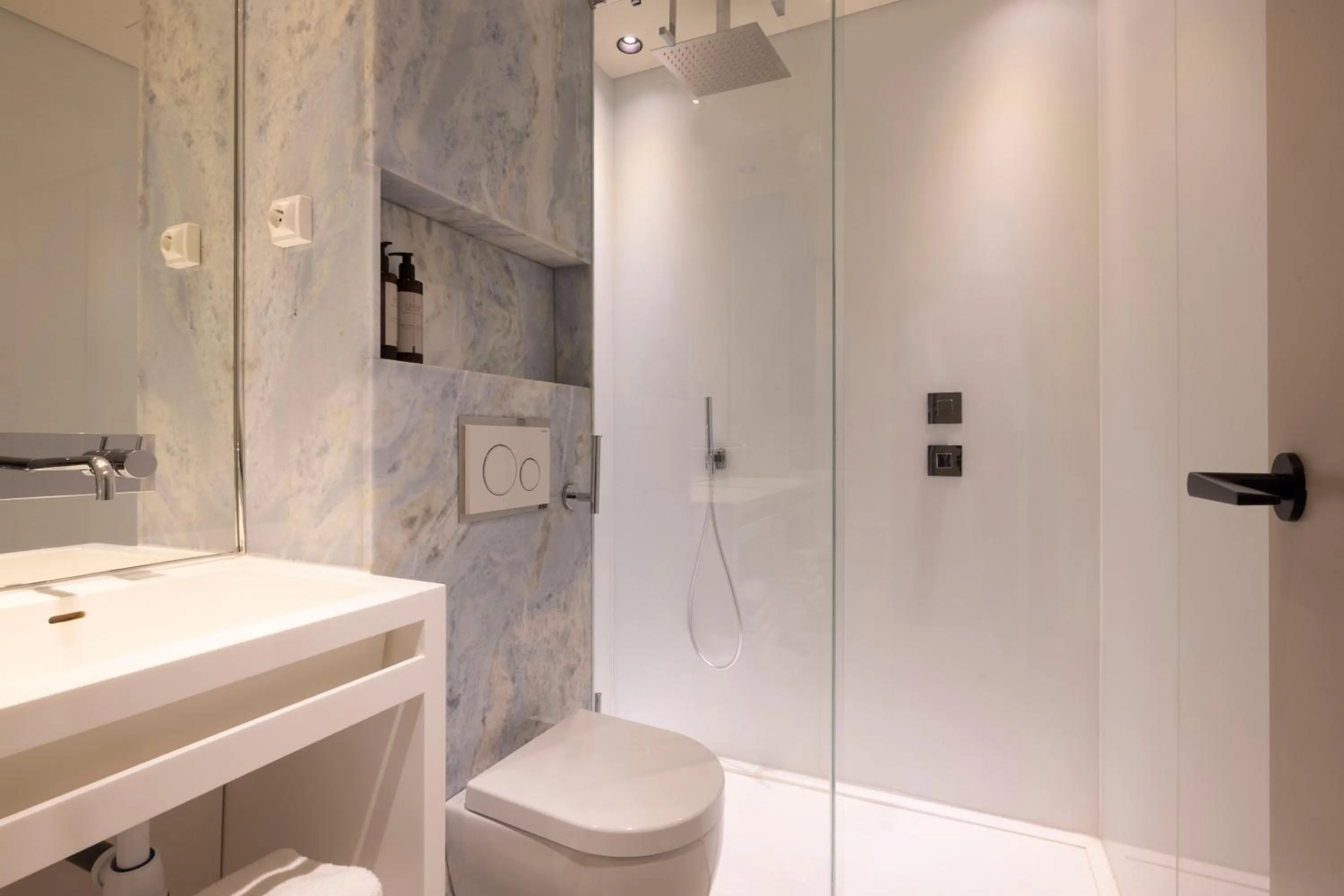 Toilet in Hôtel Toujours & Spa